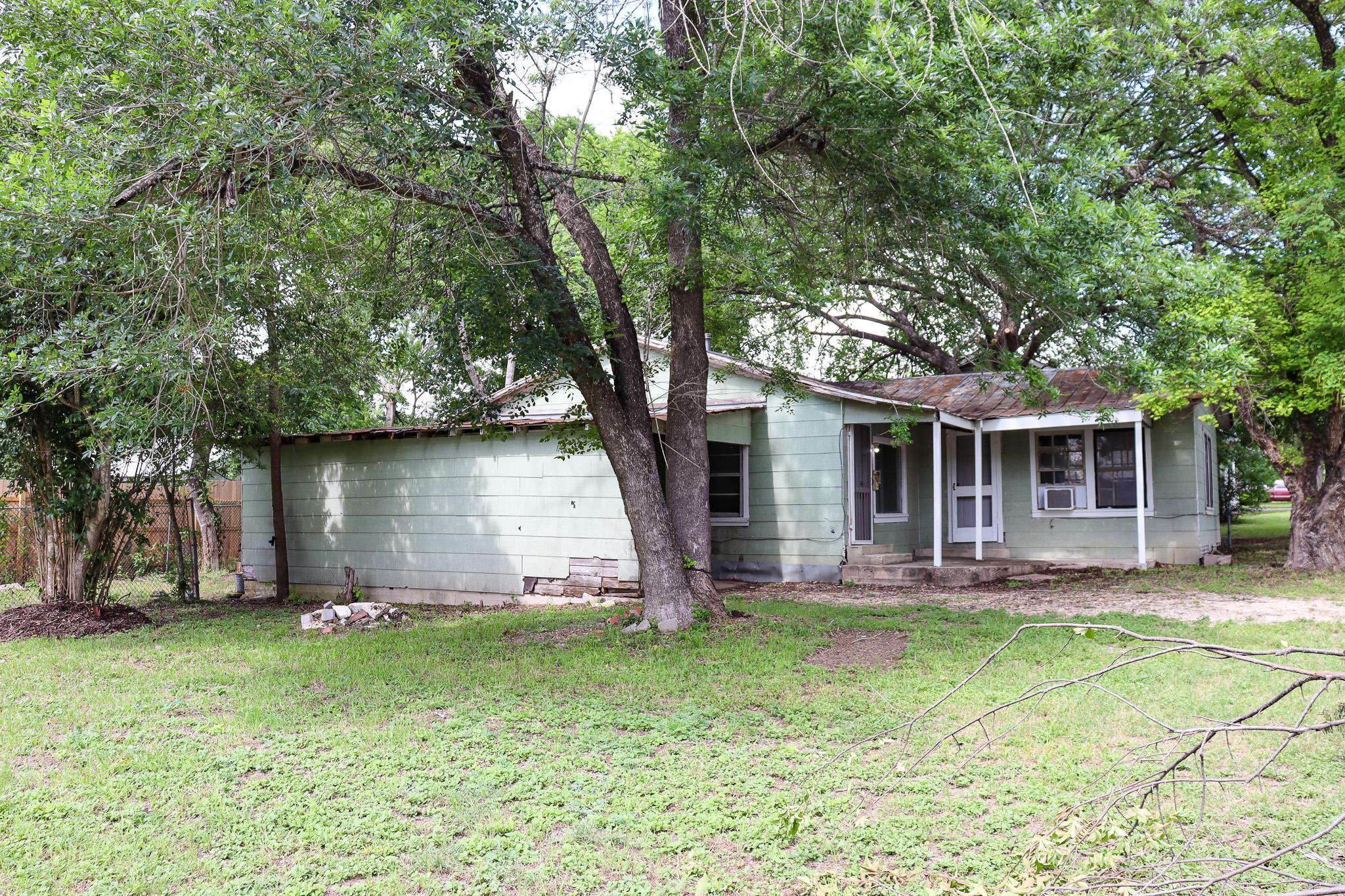 803 Third St, Lockhart, TX 78644