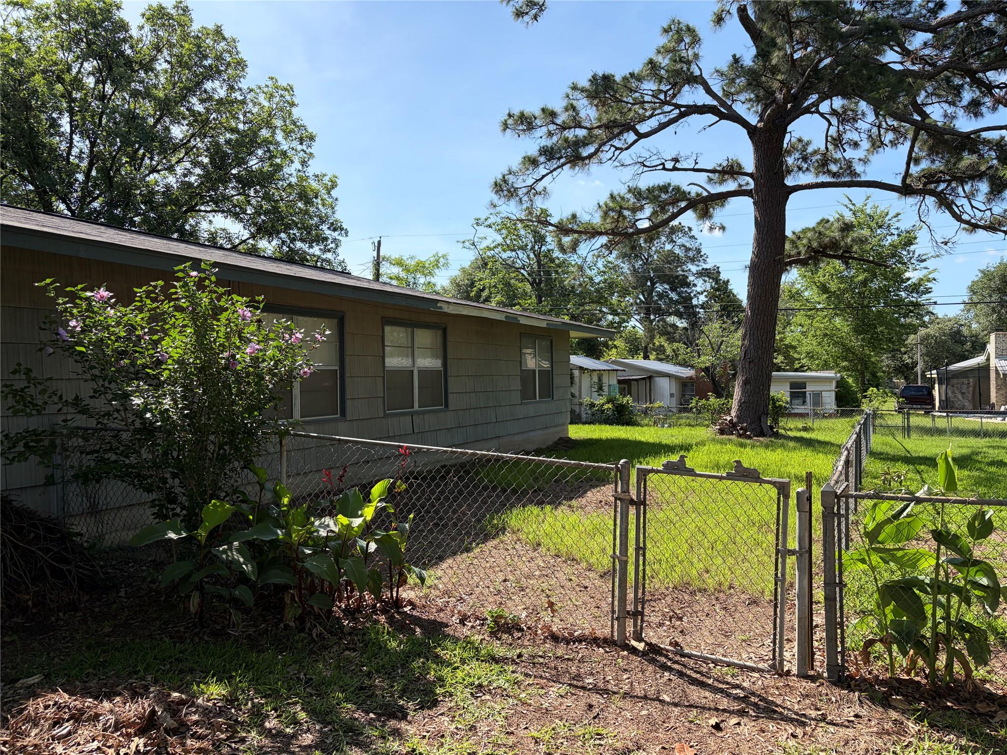 2109 Murray Ave, Rockdale, TX 76567