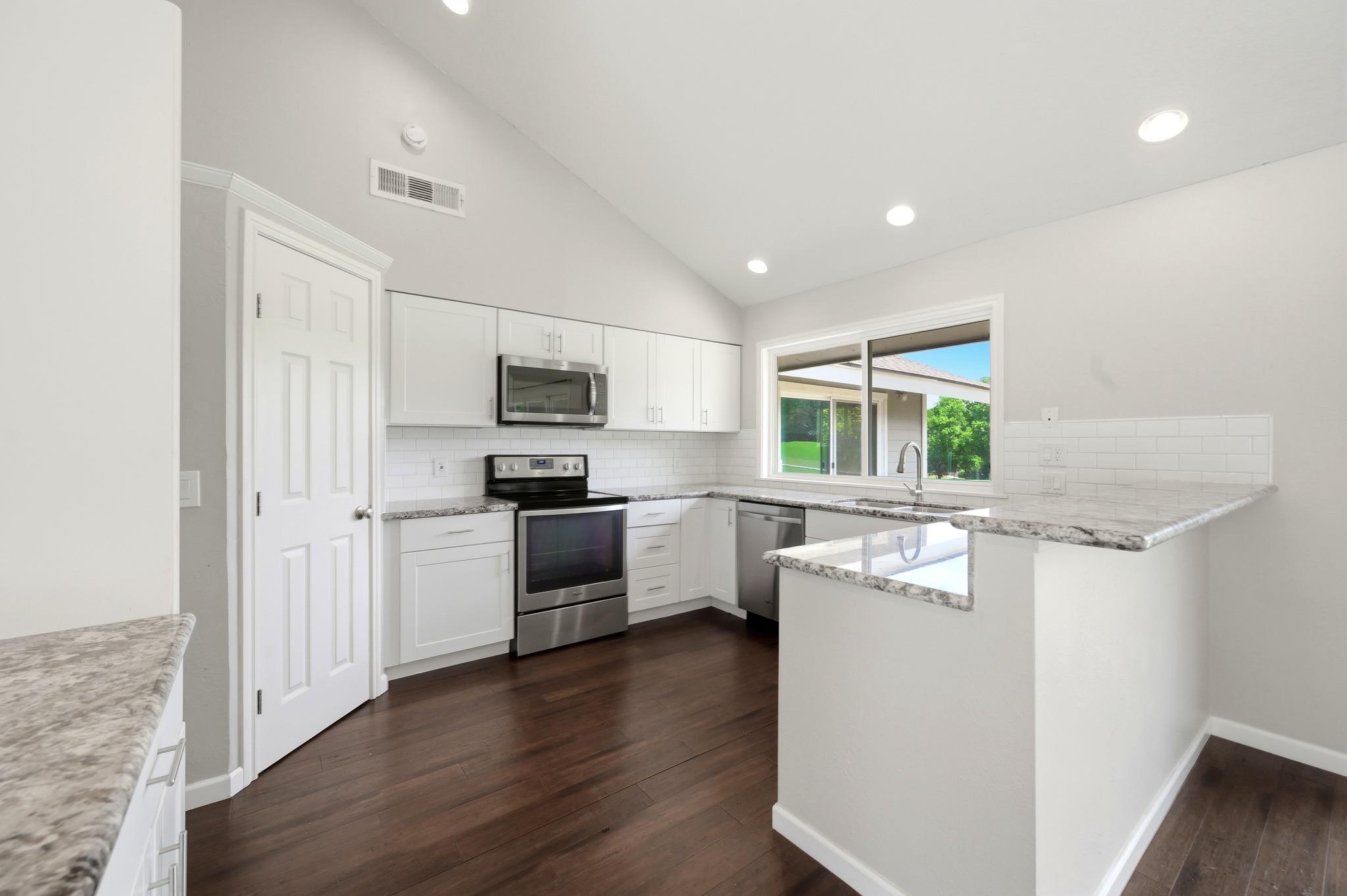 18 Country Ln, Wimberley, TX 78676
