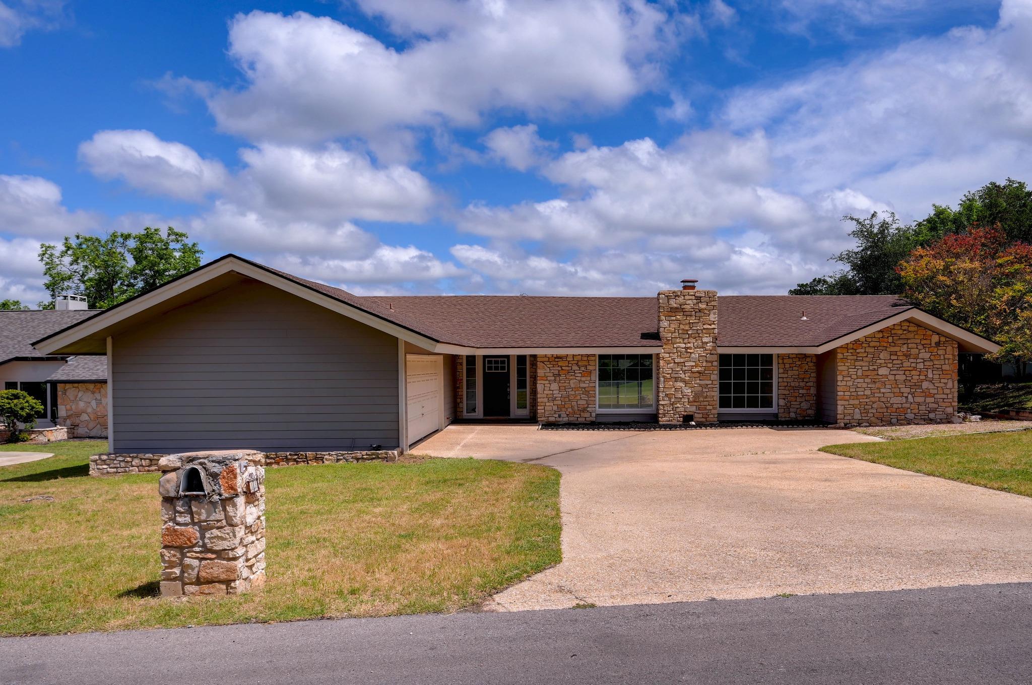 18 Country Ln, Wimberley, TX 78676