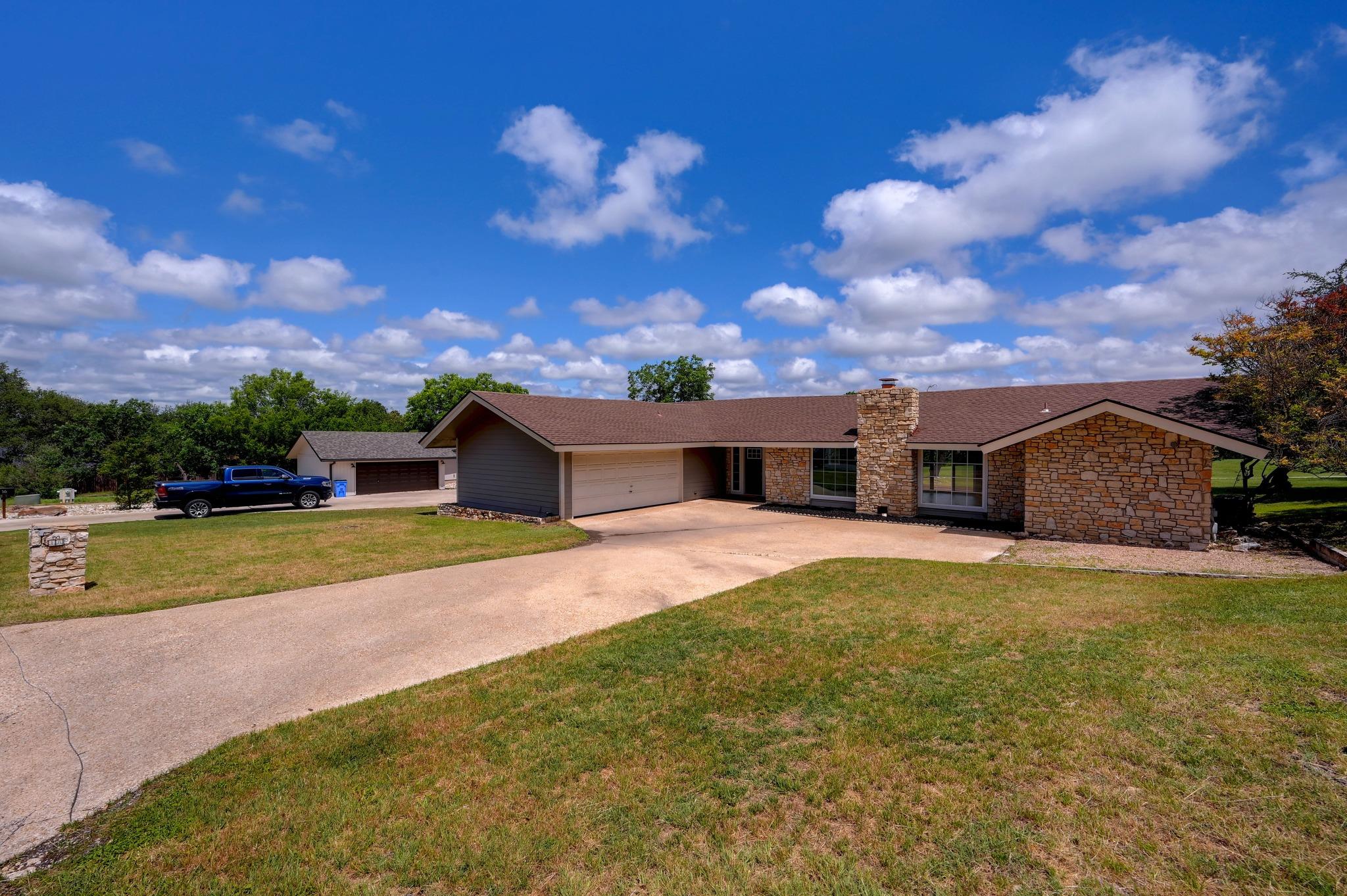 18 Country Ln, Wimberley, TX 78676