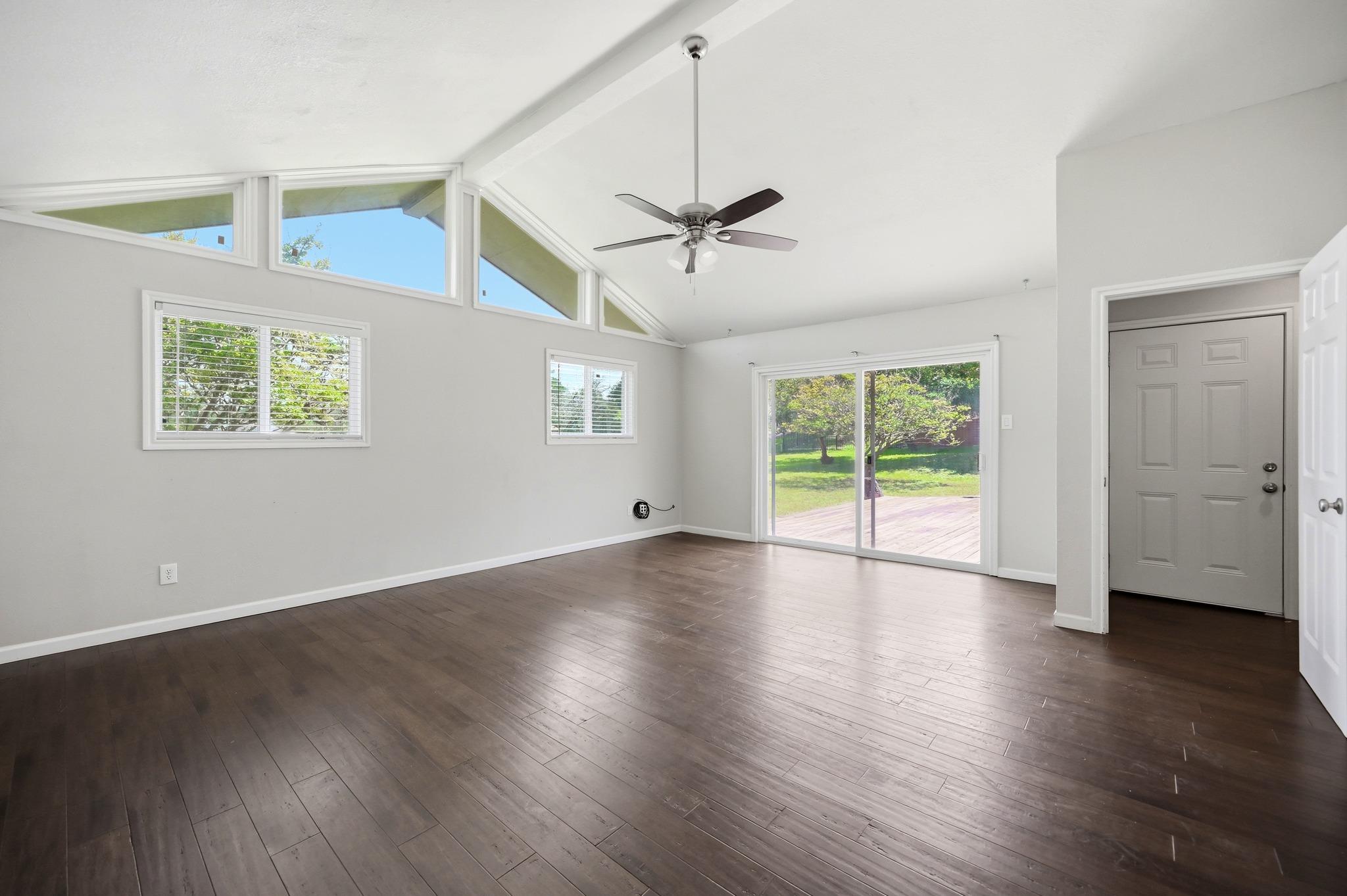 18 Country Ln, Wimberley, TX 78676