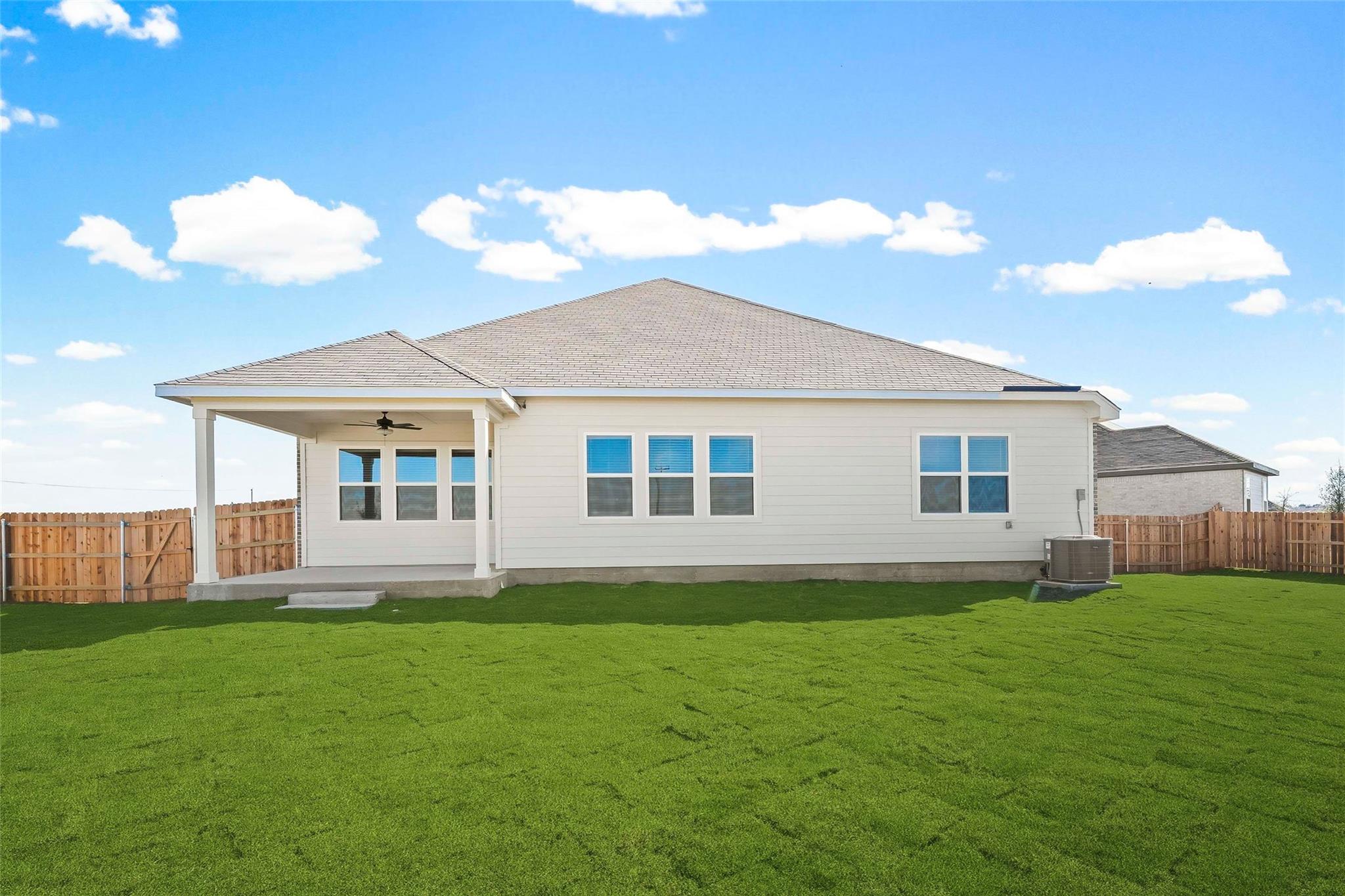 521 W Luna Blue Ln, Jarrell, TX 76537