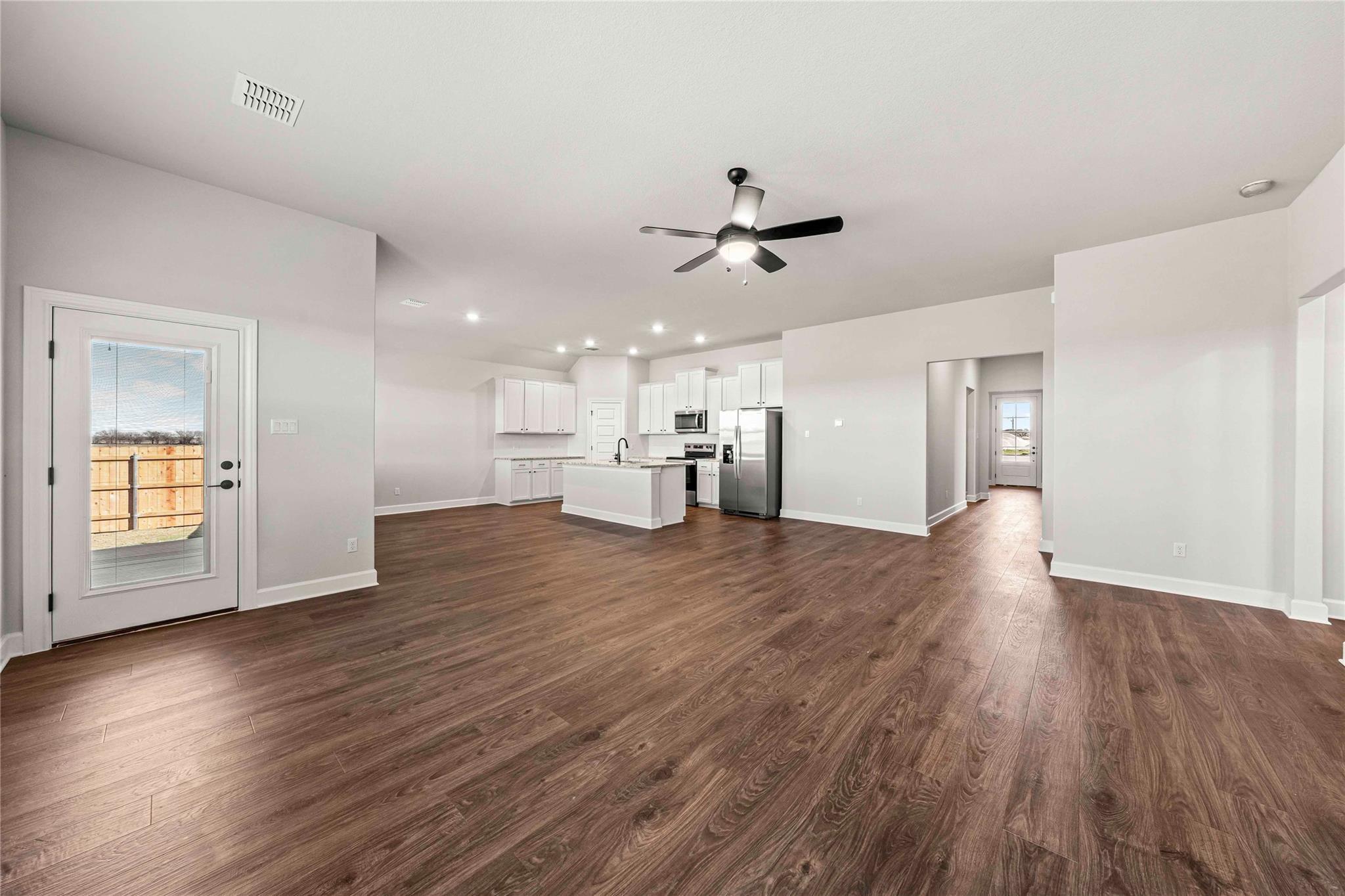521 W Luna Blue Ln, Jarrell, TX 76537