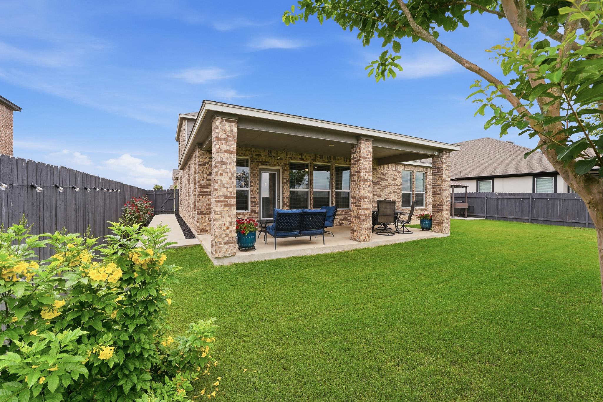 1515 Foxglove Dr, Lockhart, TX 78644