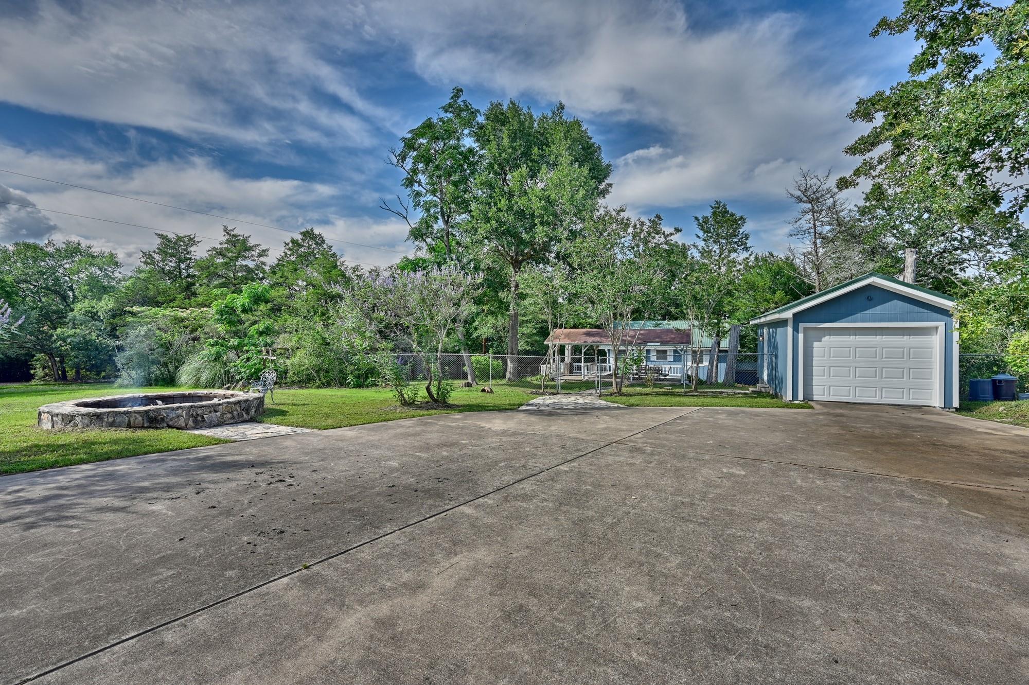 9481 Lake Forest Cir, Brenham, TX 77833