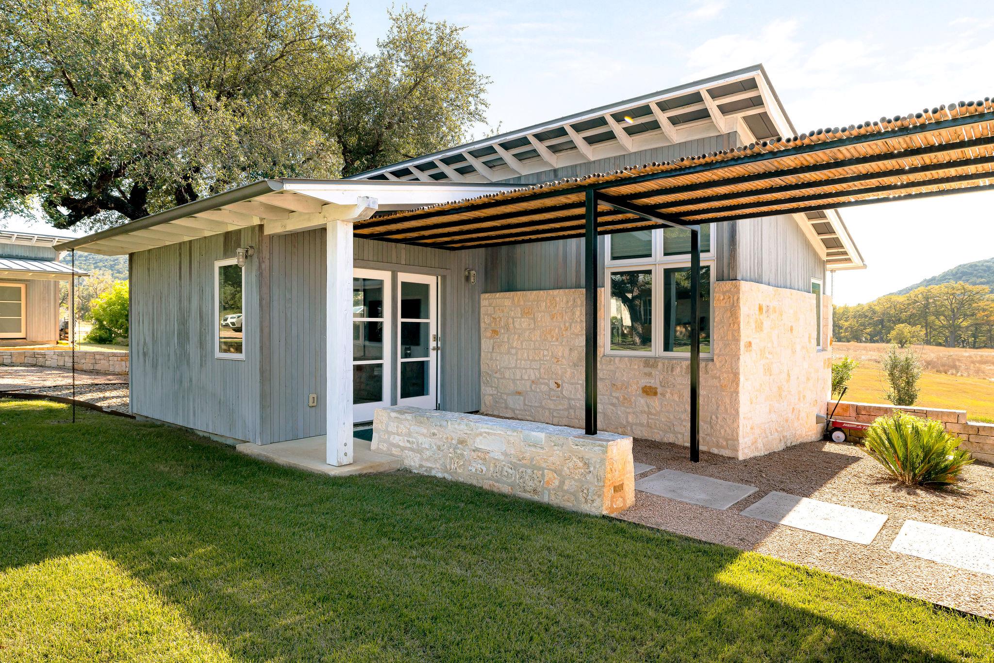 415 Frio Canon Trl, Leakey, TX 78873