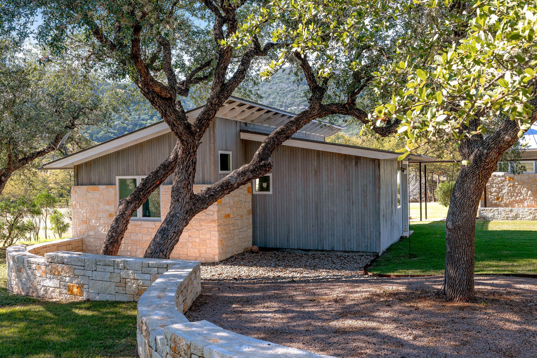 415 Frio Canon Trl, Leakey, TX 78873