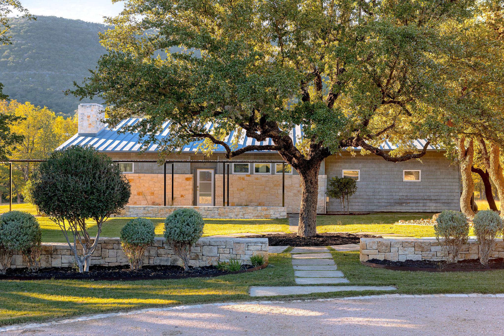 415 Frio Canon Trl, Leakey, TX 78873