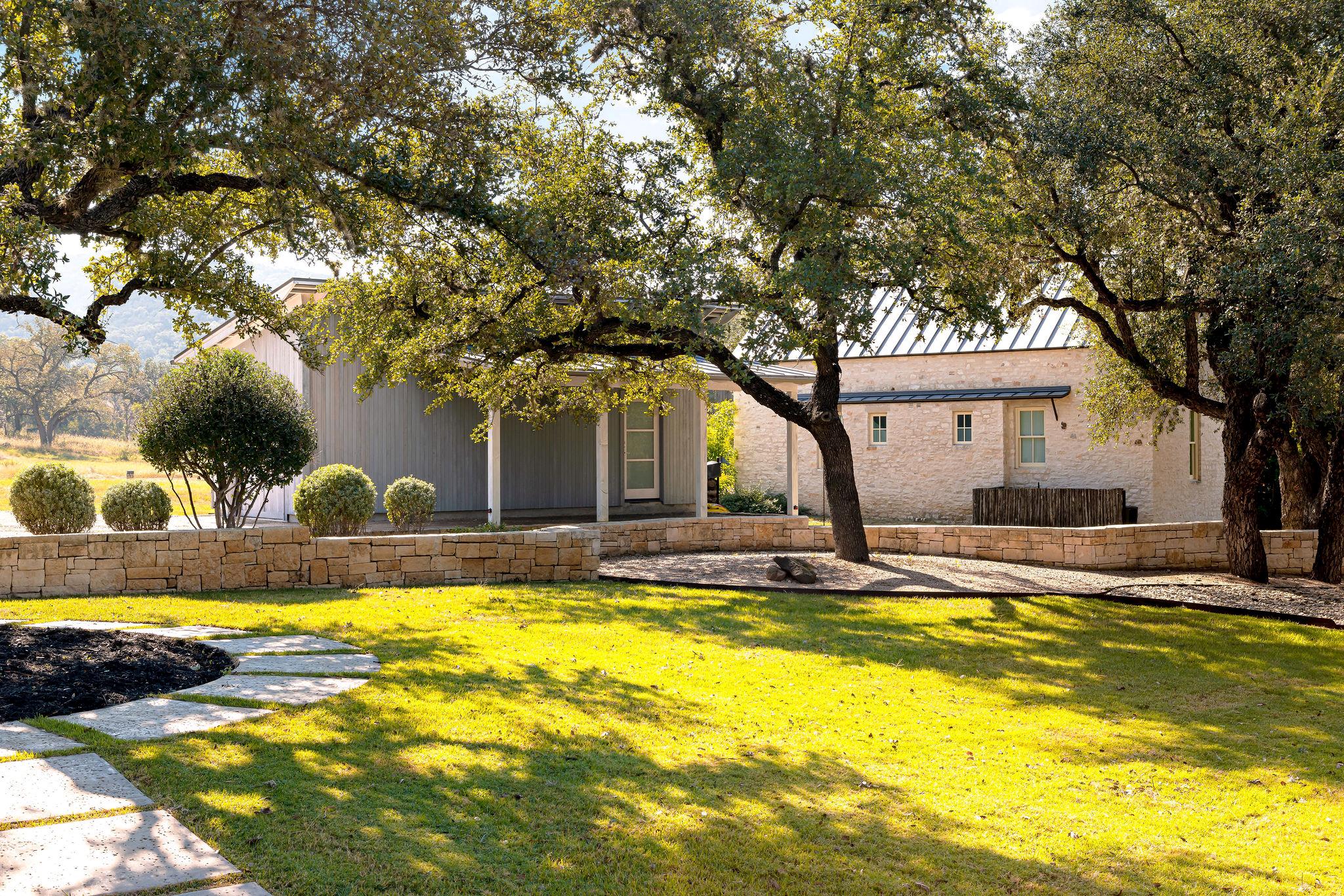 415 Frio Canon Trl, Leakey, TX 78873