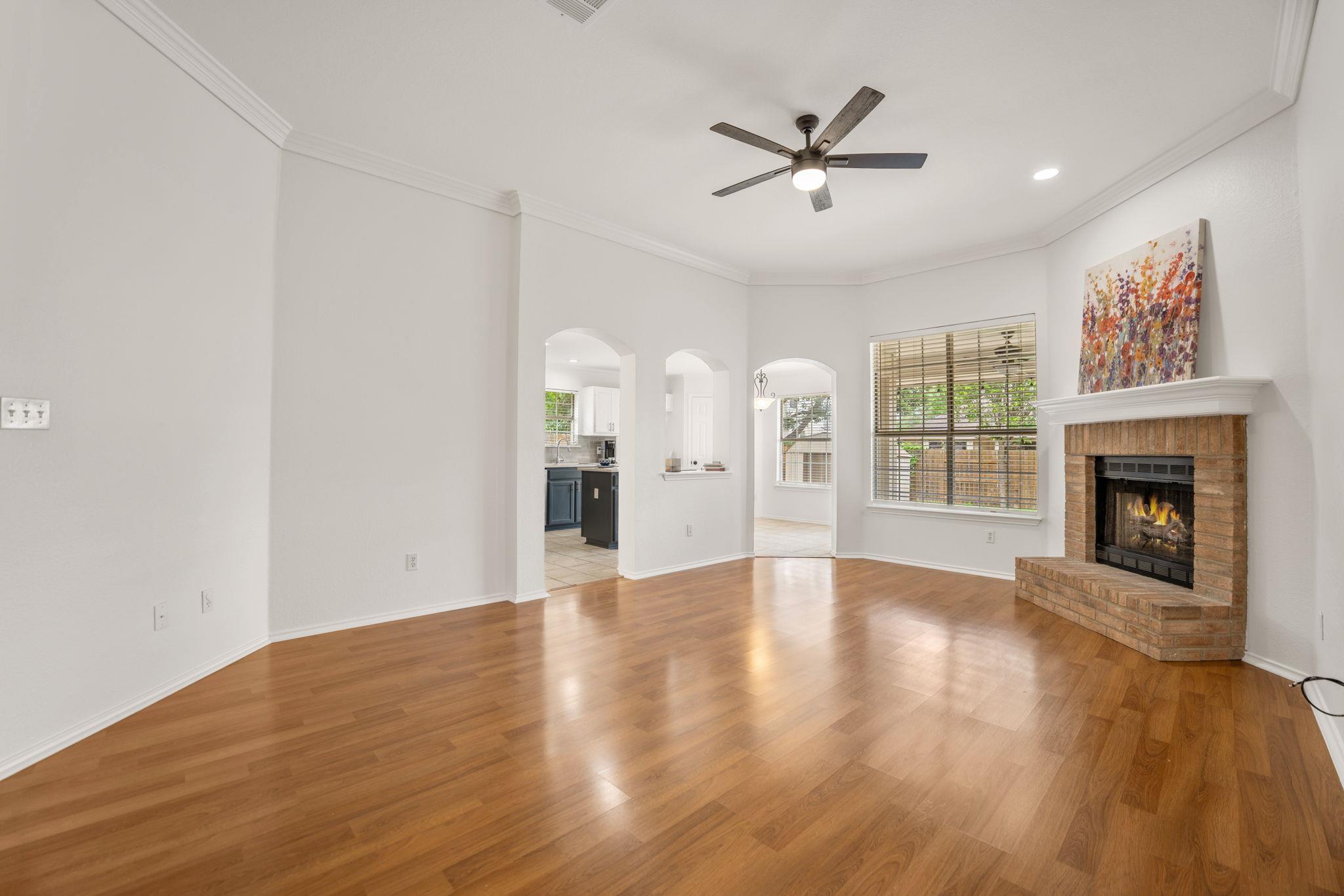 1106 Woodview Dr, Leander, TX 78641