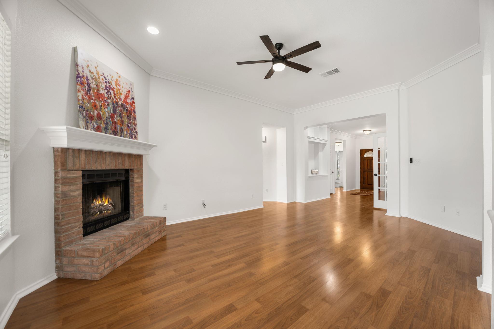 1106 Woodview Dr, Leander, TX 78641