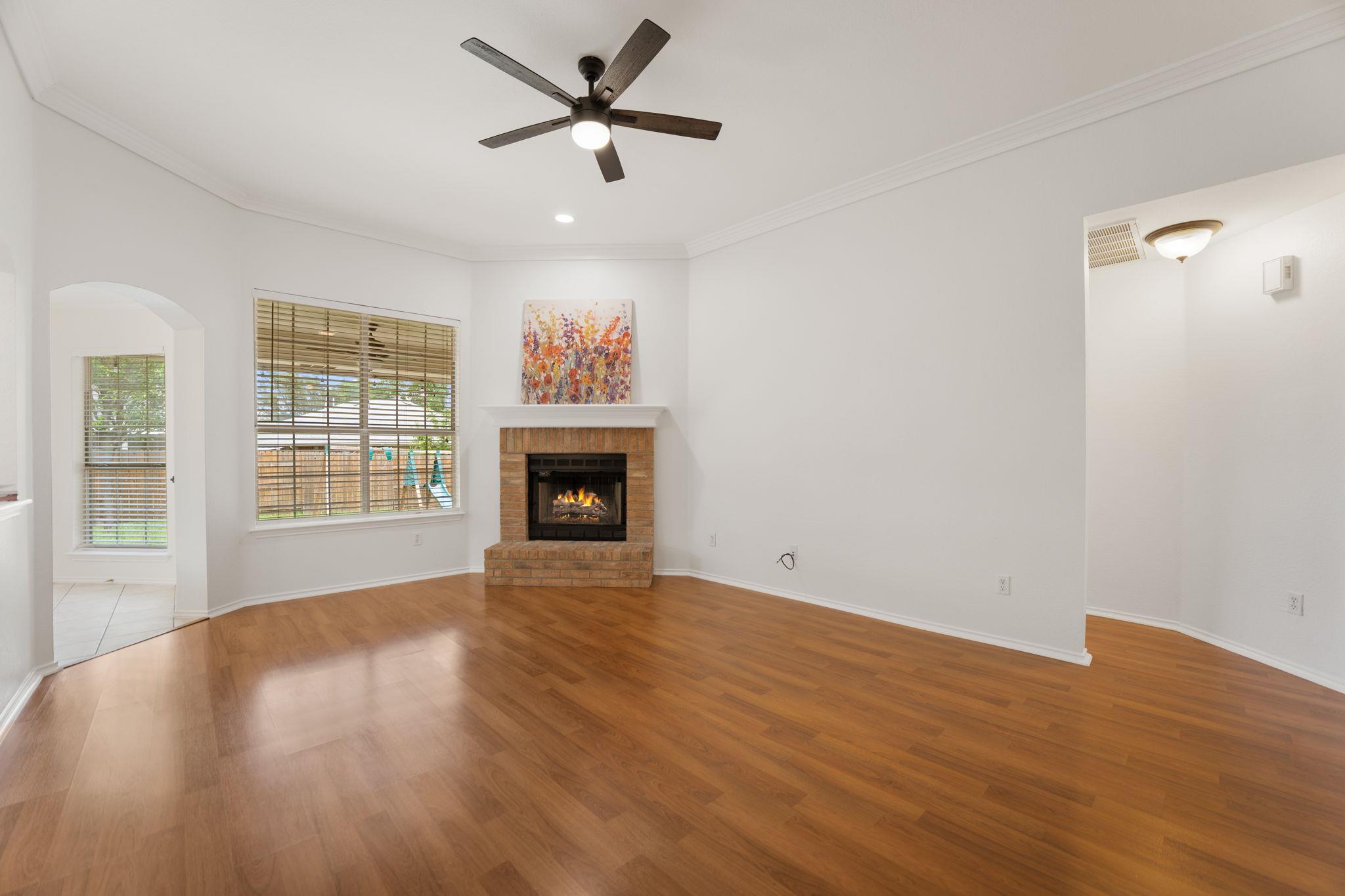 1106 Woodview Dr, Leander, TX 78641