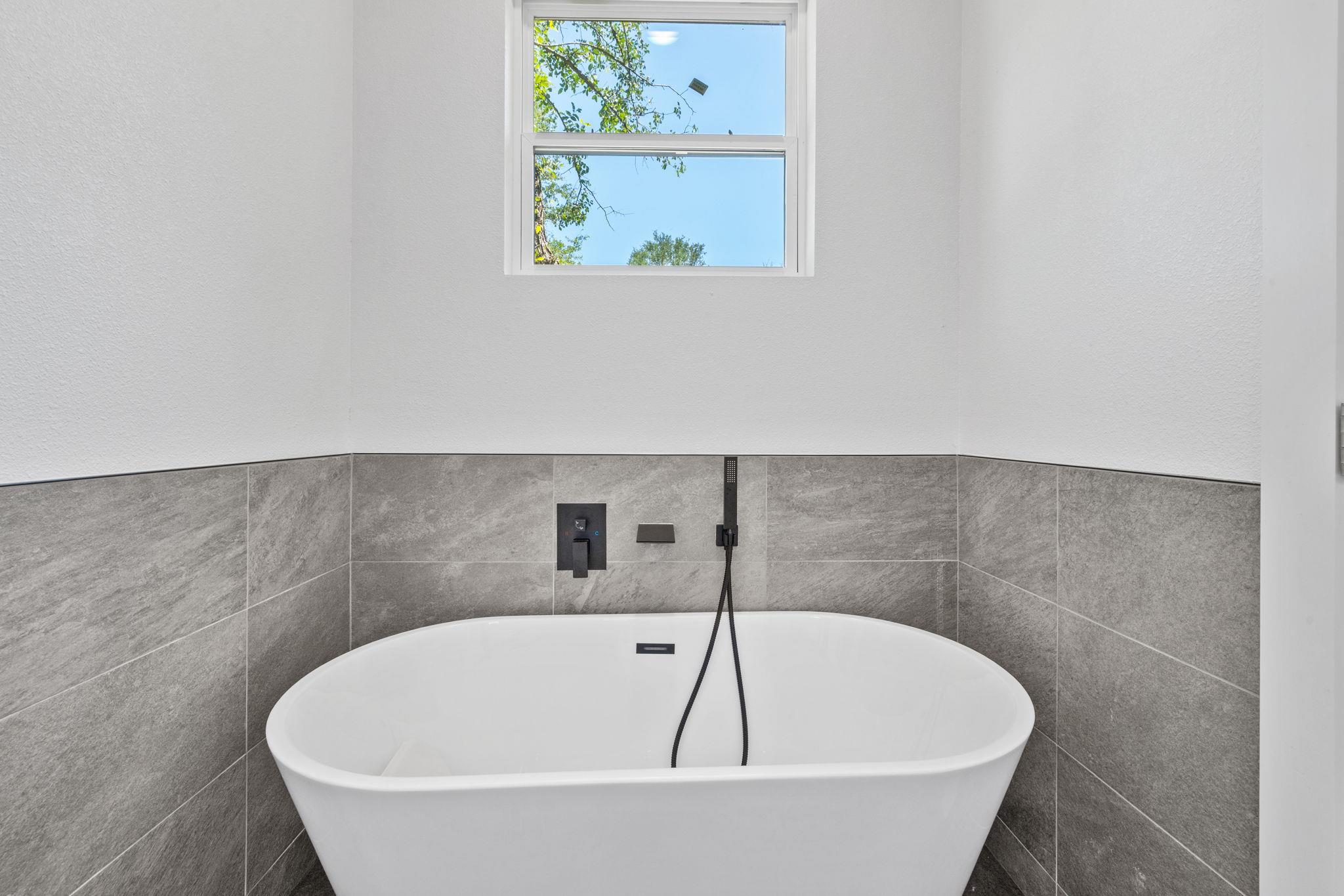 165 Nuuanu Ln, Bastrop, TX 78602