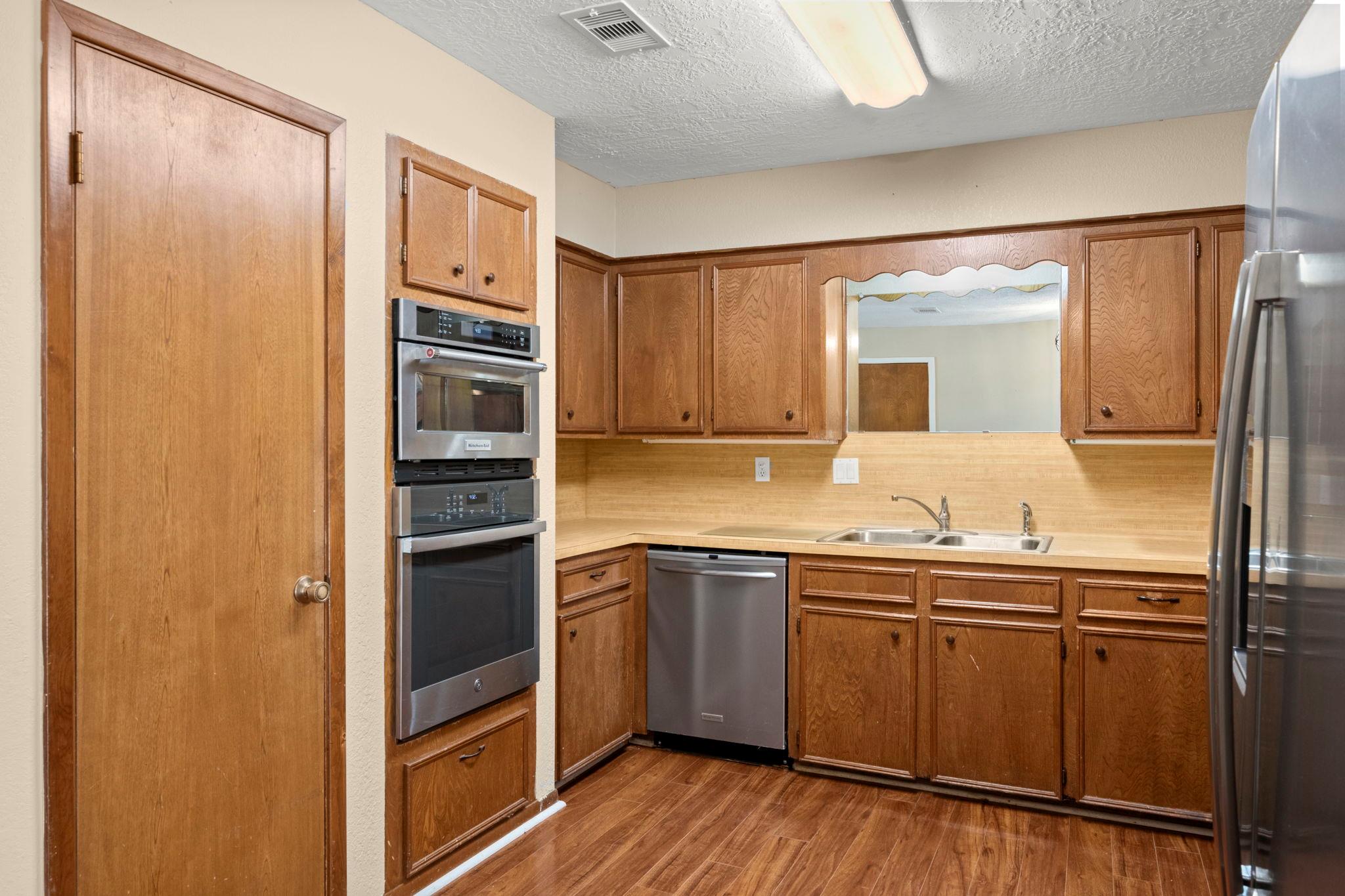 31707 Oak Xing, Magnolia, TX 77355