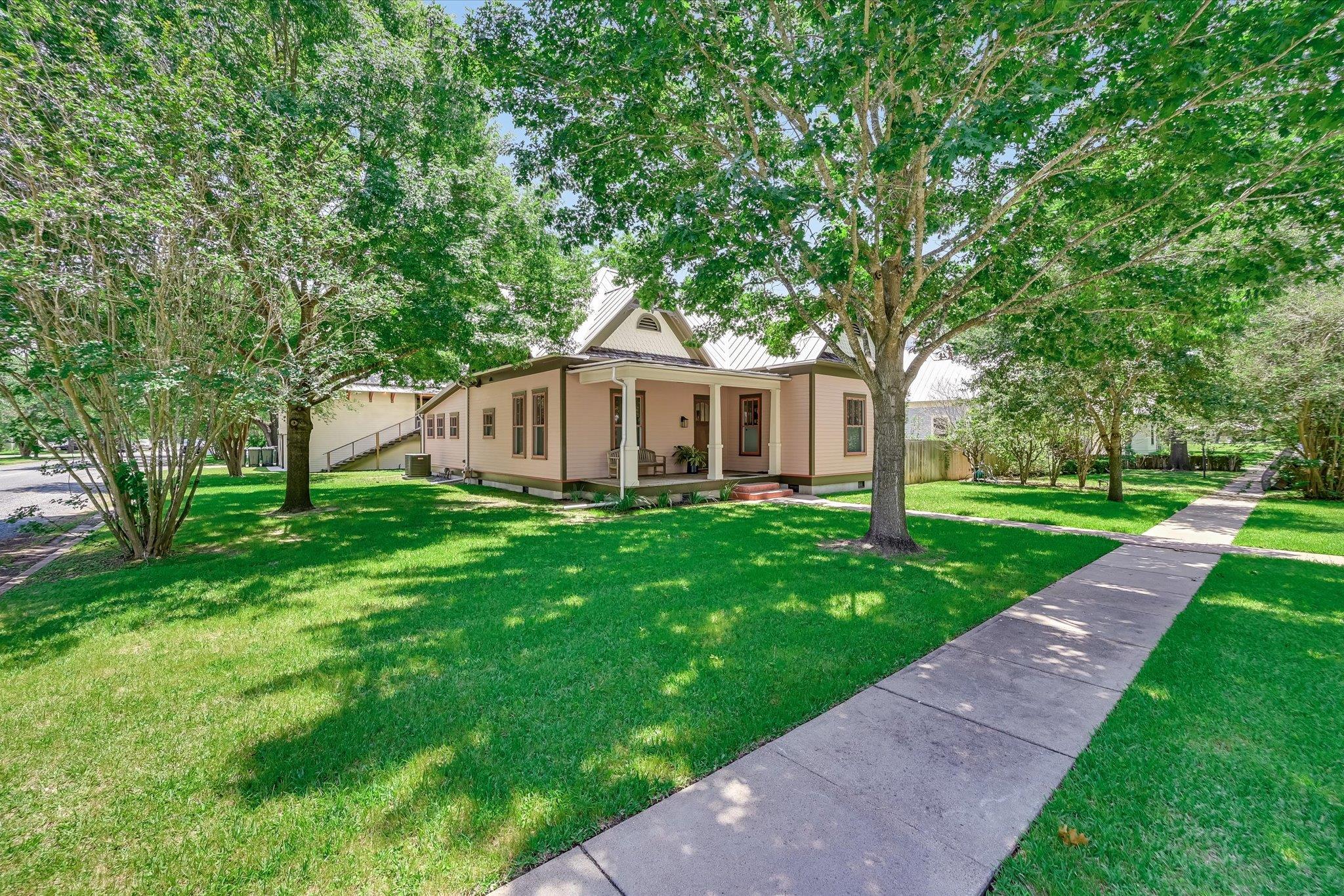 506 Gresham St, Smithville, TX 78957