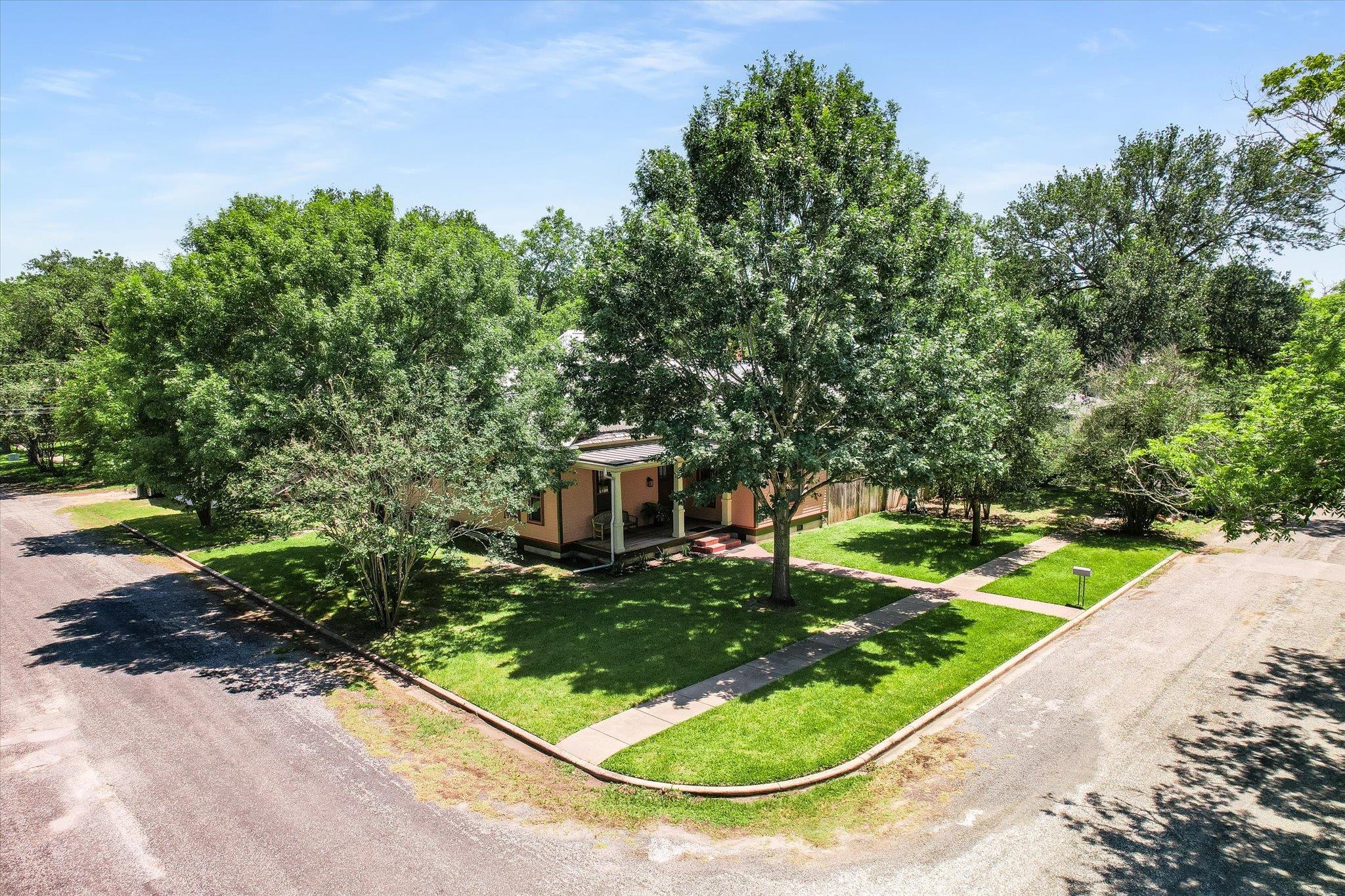 506 Gresham St, Smithville, TX 78957