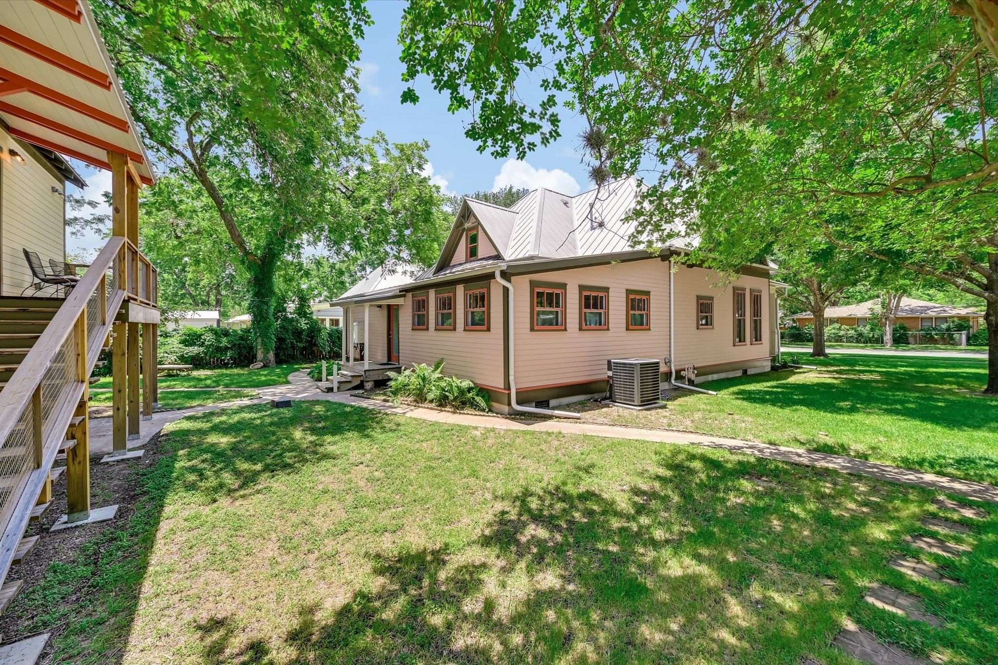 506 Gresham St, Smithville, TX 78957
