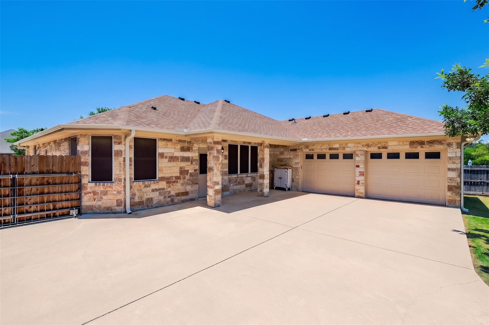 100 Magan Ln, Jarrell, TX 76537