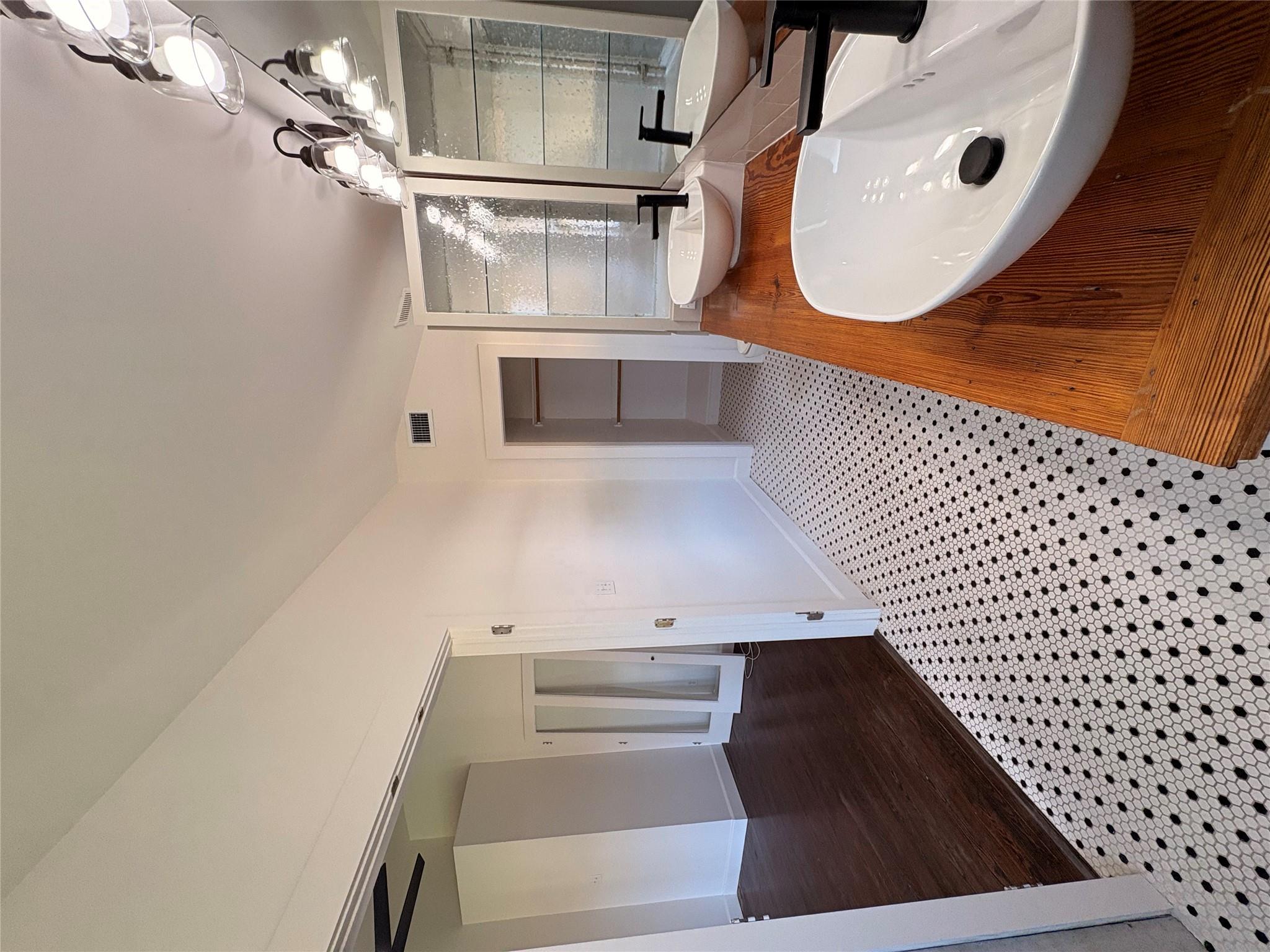 105 S Cedar St, Luling, TX 78648