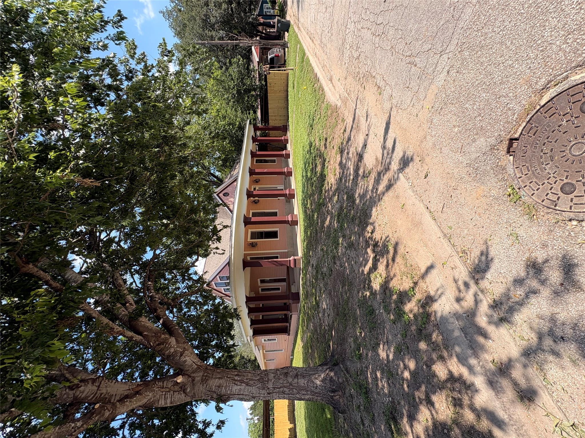 105 S Cedar St, Luling, TX 78648