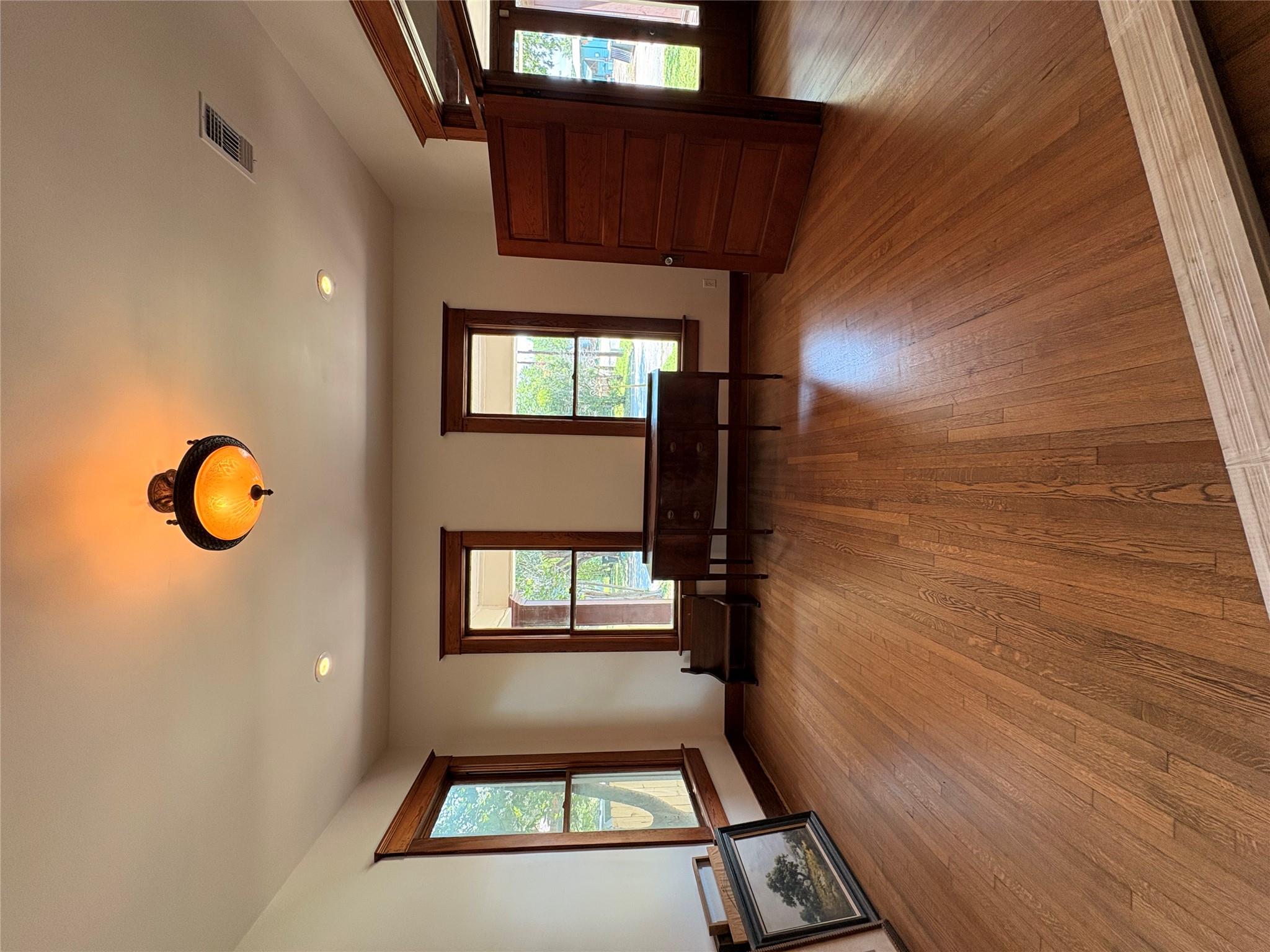 105 S Cedar St, Luling, TX 78648