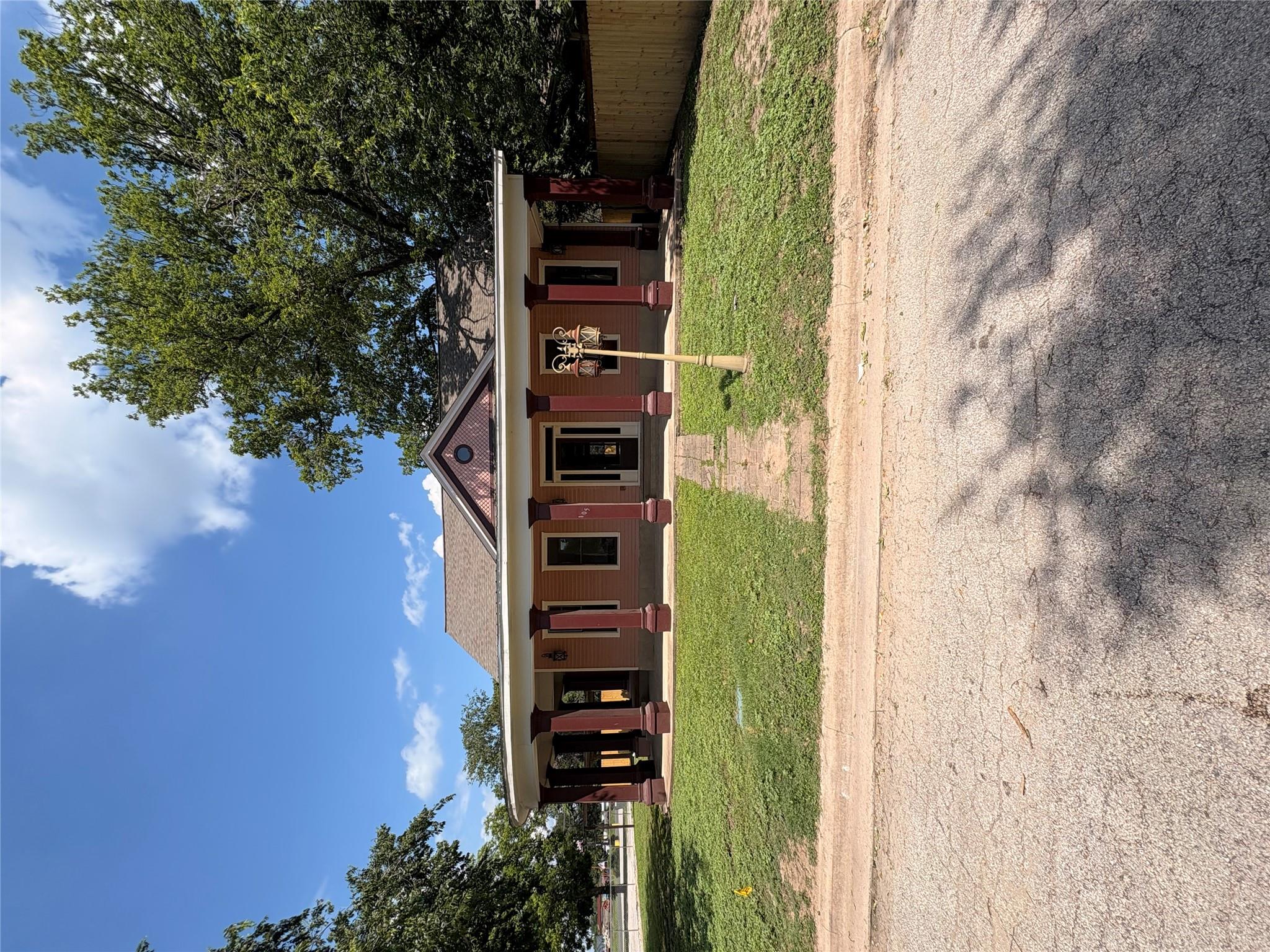 105 S Cedar St, Luling, TX 78648