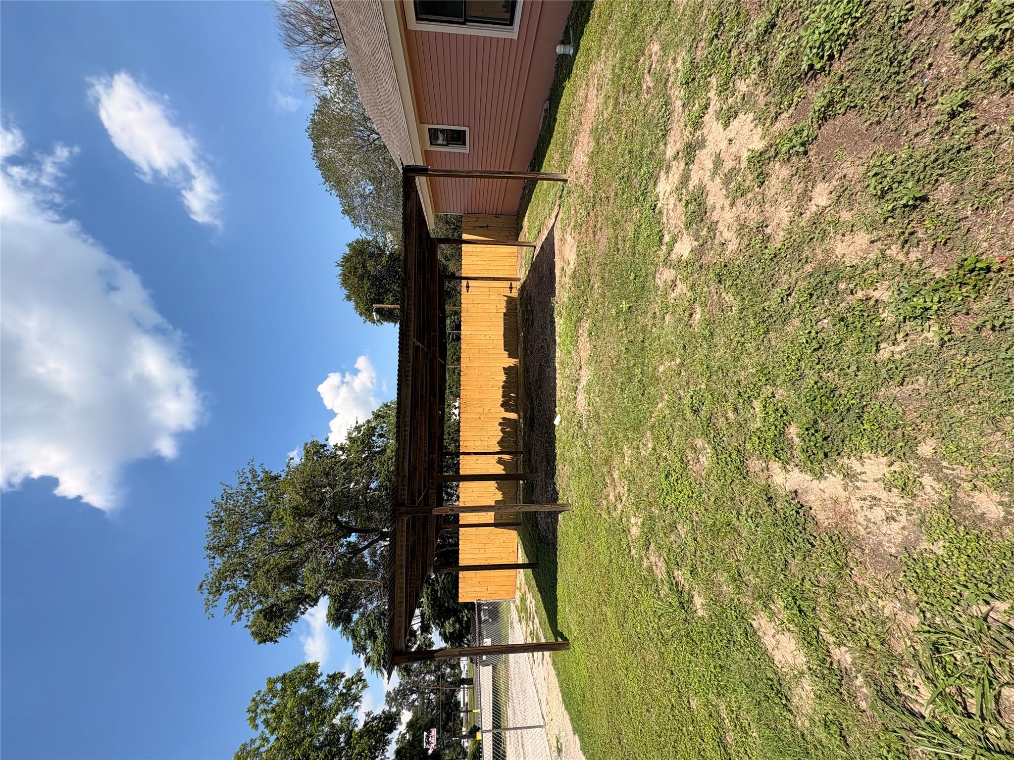 105 S Cedar St, Luling, TX 78648