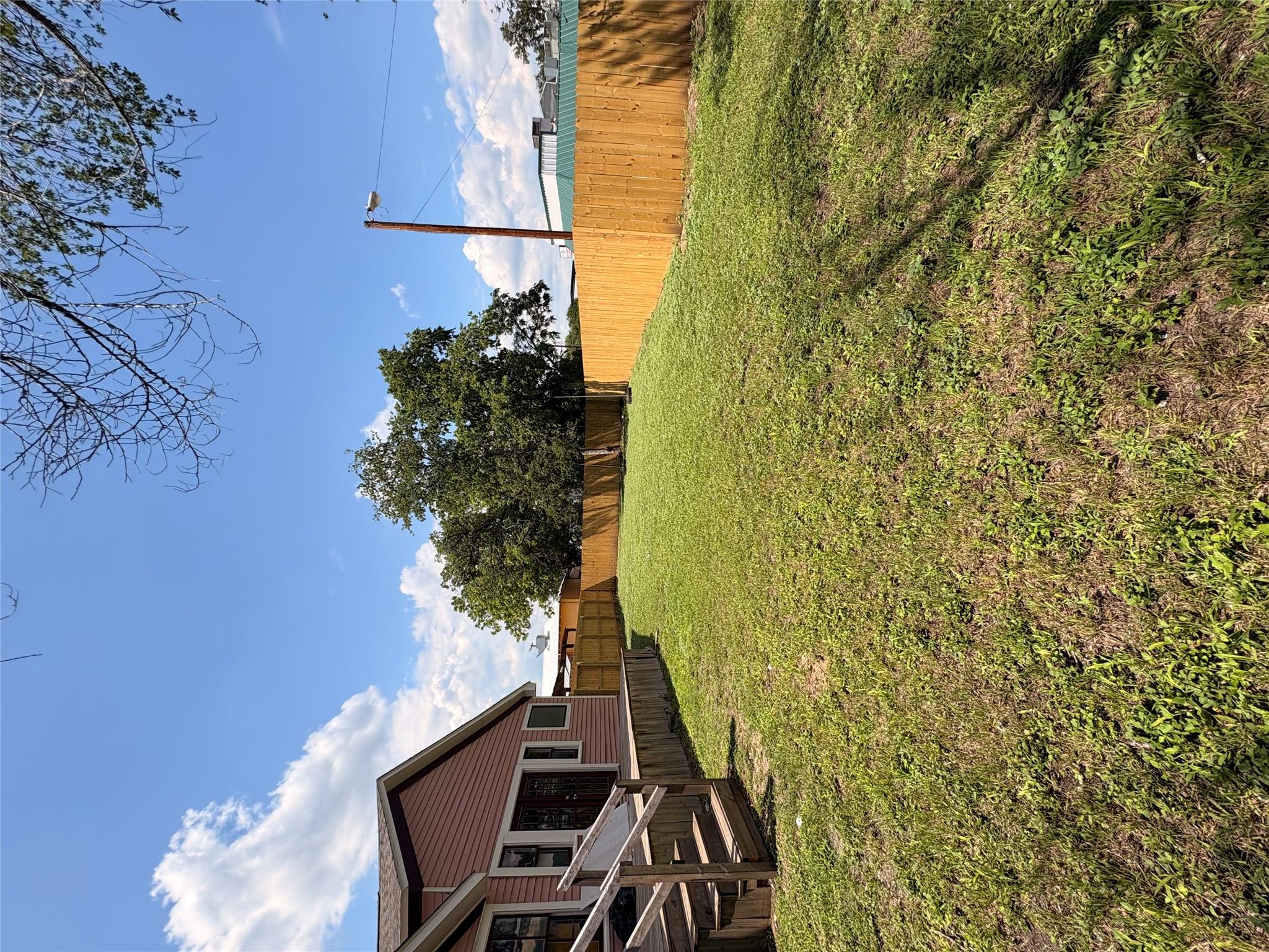 105 S Cedar St, Luling, TX 78648