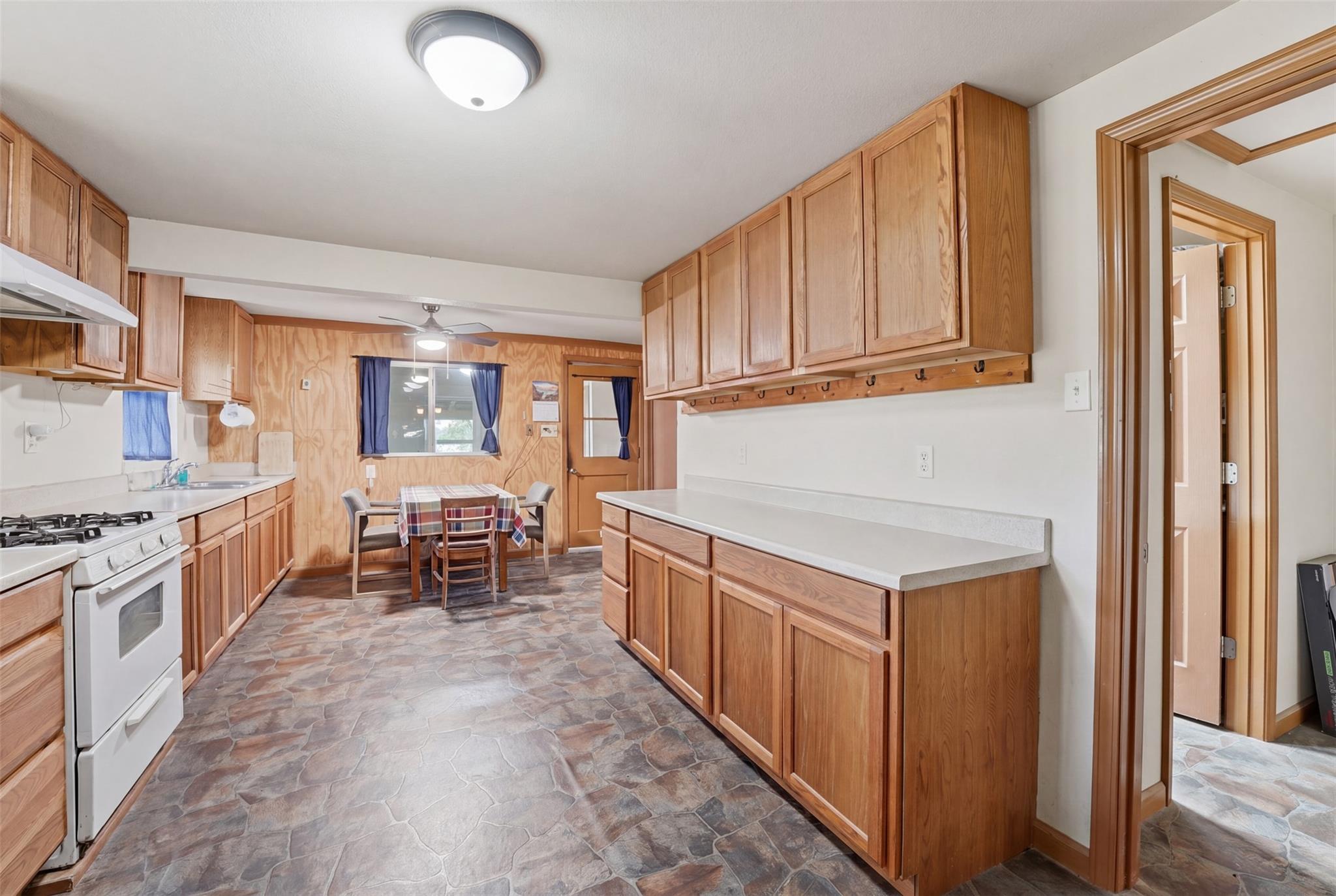 11615 Kingsbury Rd, Kingsbury, TX 78638
