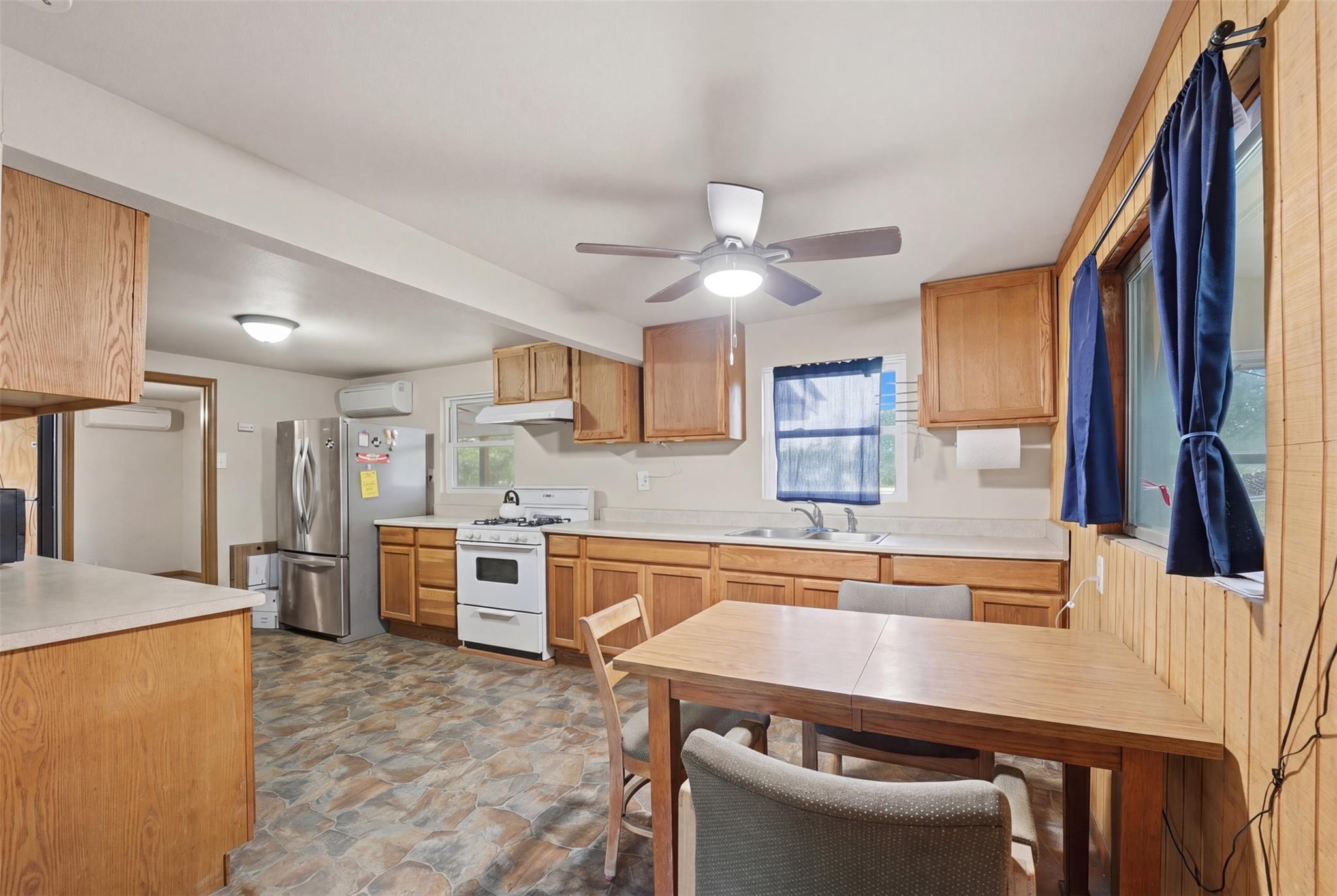 11615 Kingsbury Rd, Kingsbury, TX 78638