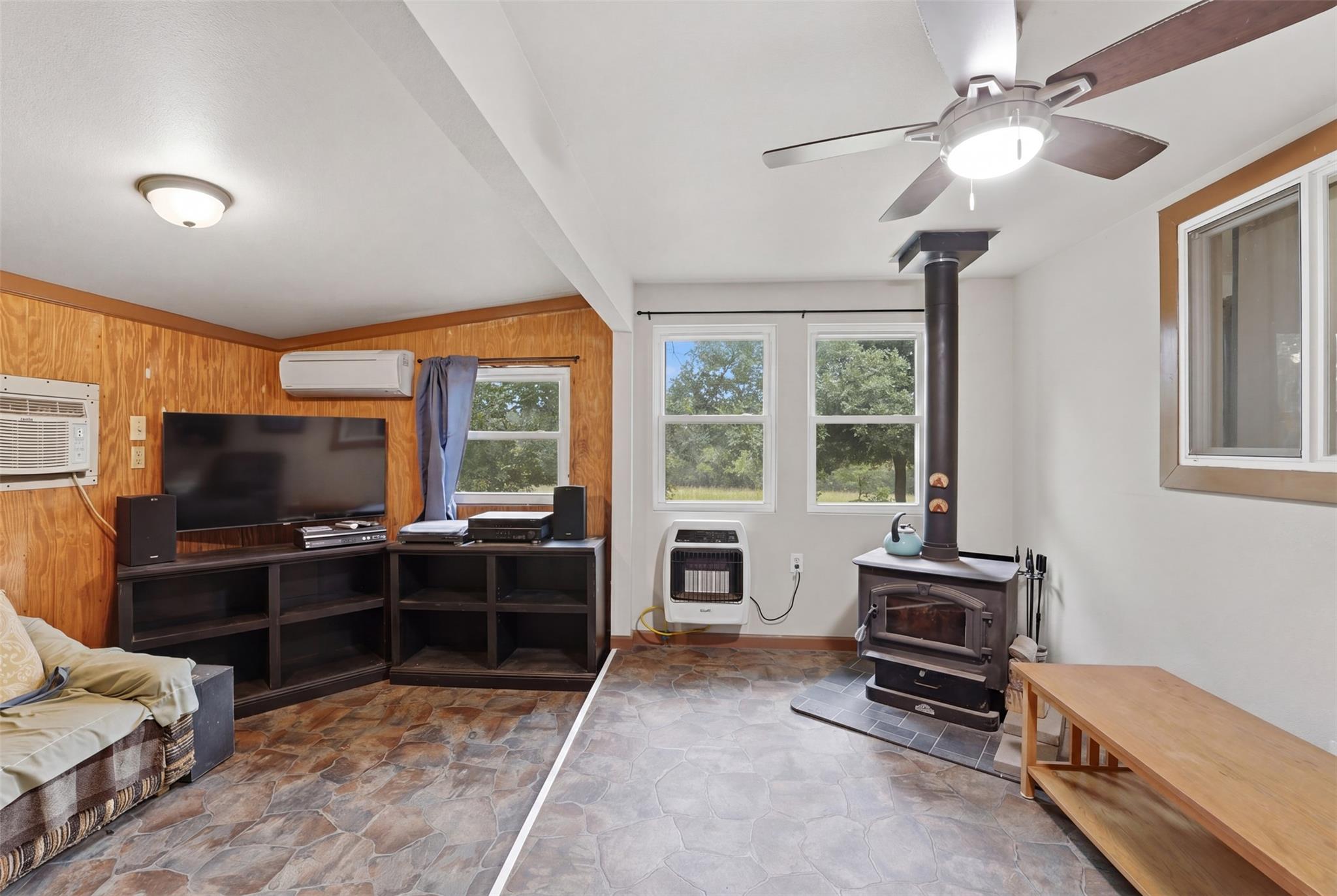 11615 Kingsbury Rd, Kingsbury, TX 78638