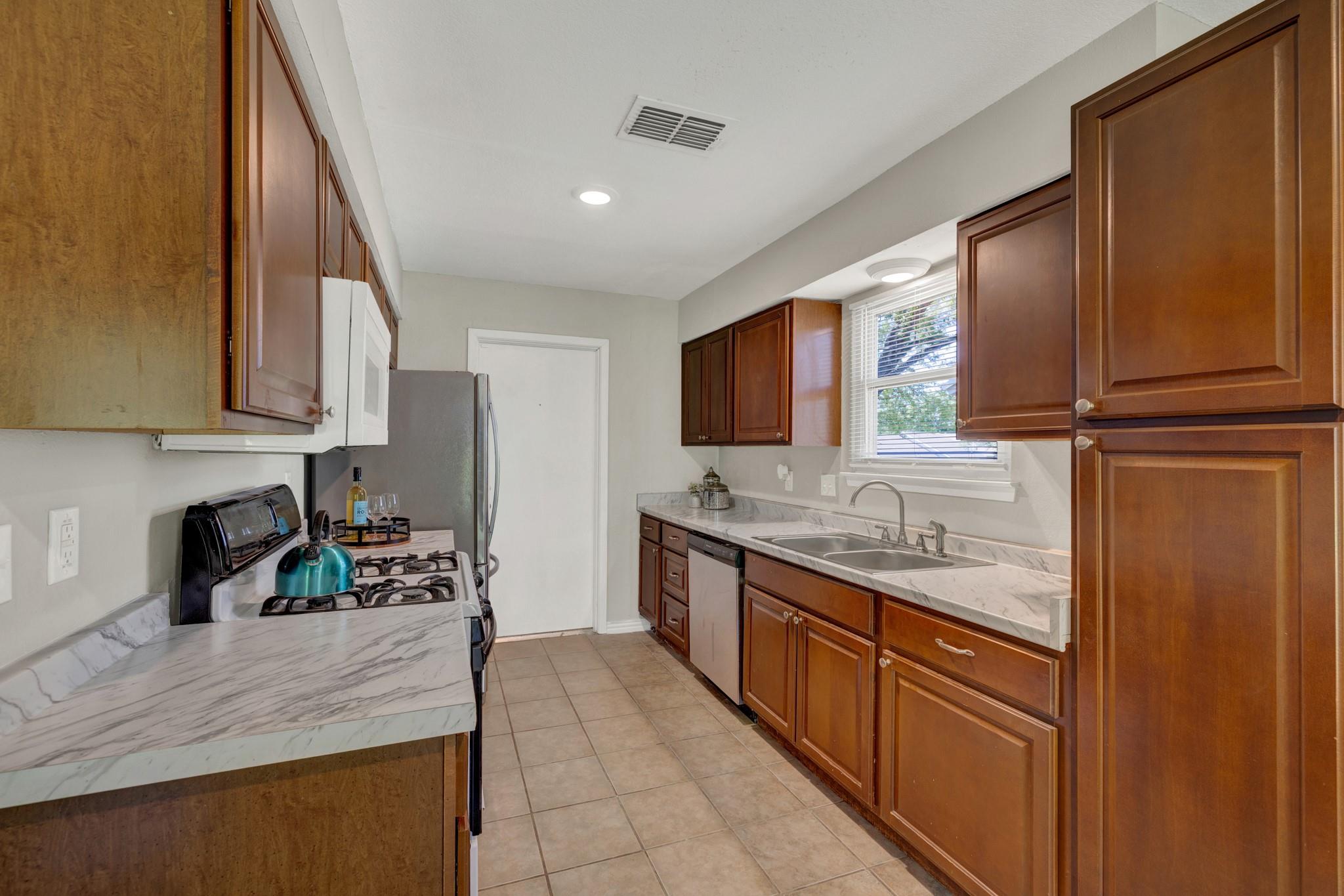 1917 Castle Gate Cir, San Marcos, TX 78666