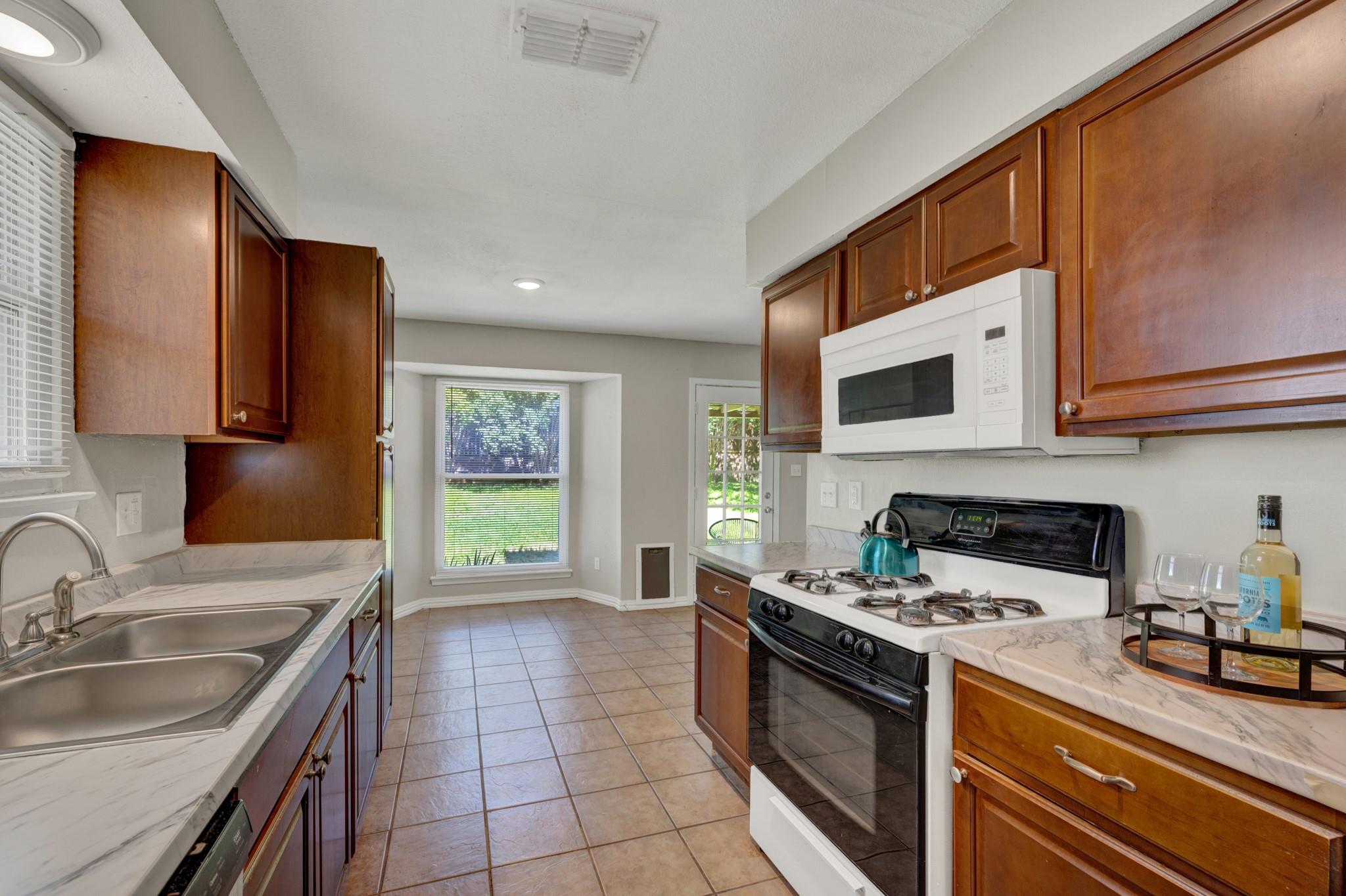 1917 Castle Gate Cir, San Marcos, TX 78666