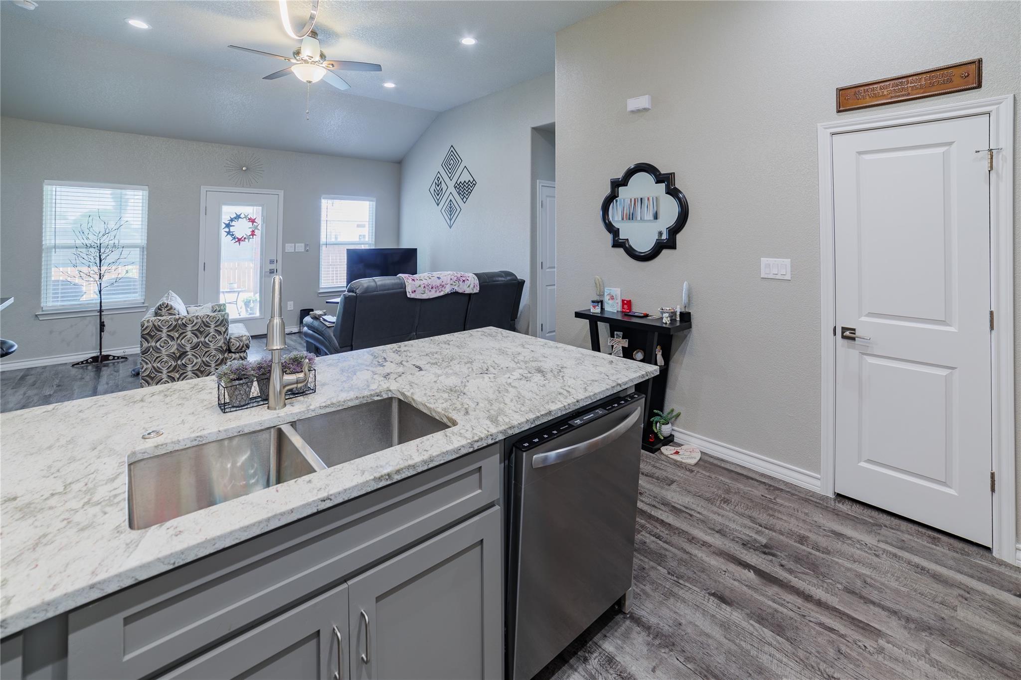 123 Navarro Xing # 12-A, Seguin, TX 78155
