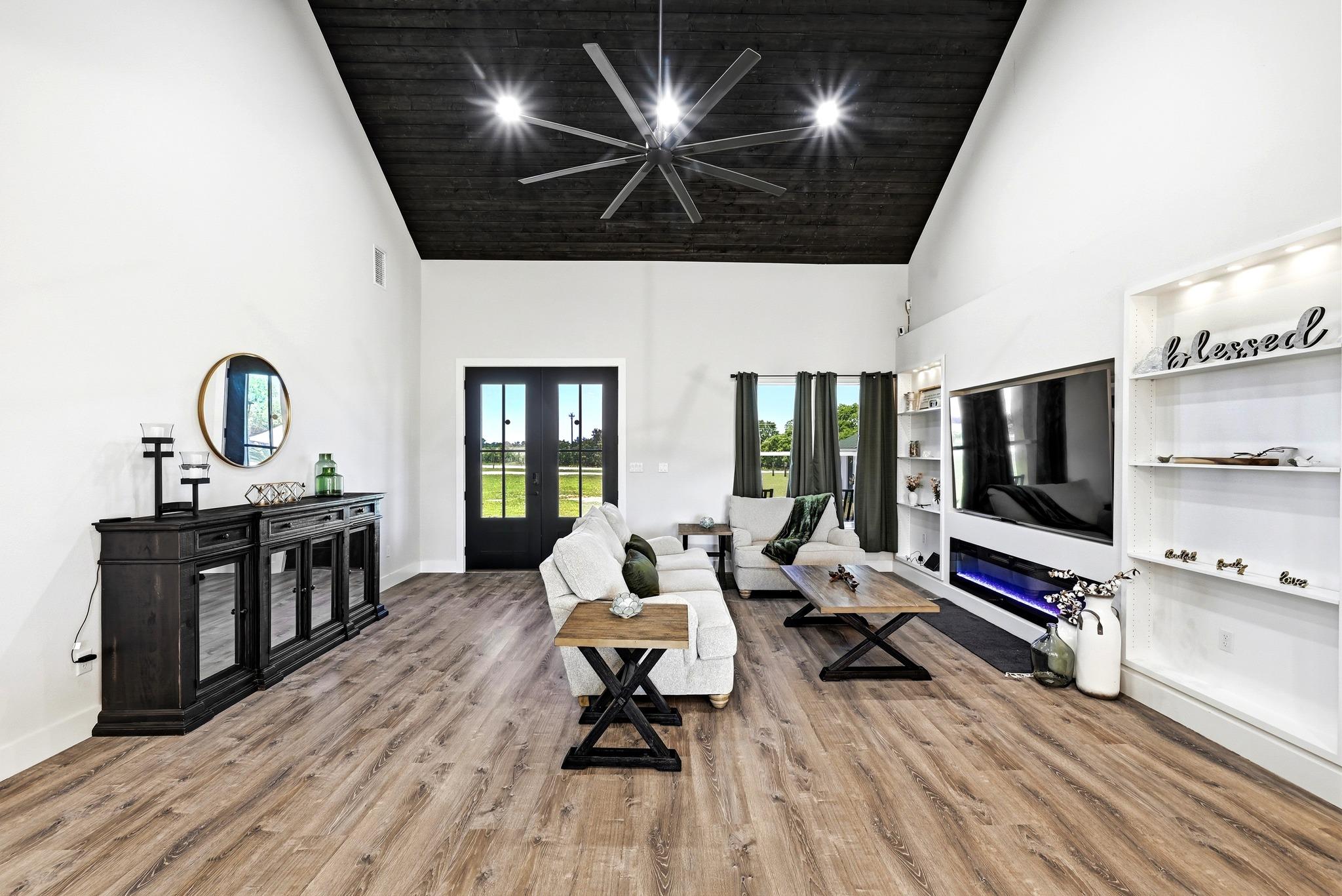 2889 Old McMahan Rd, Lockhart, TX 78644