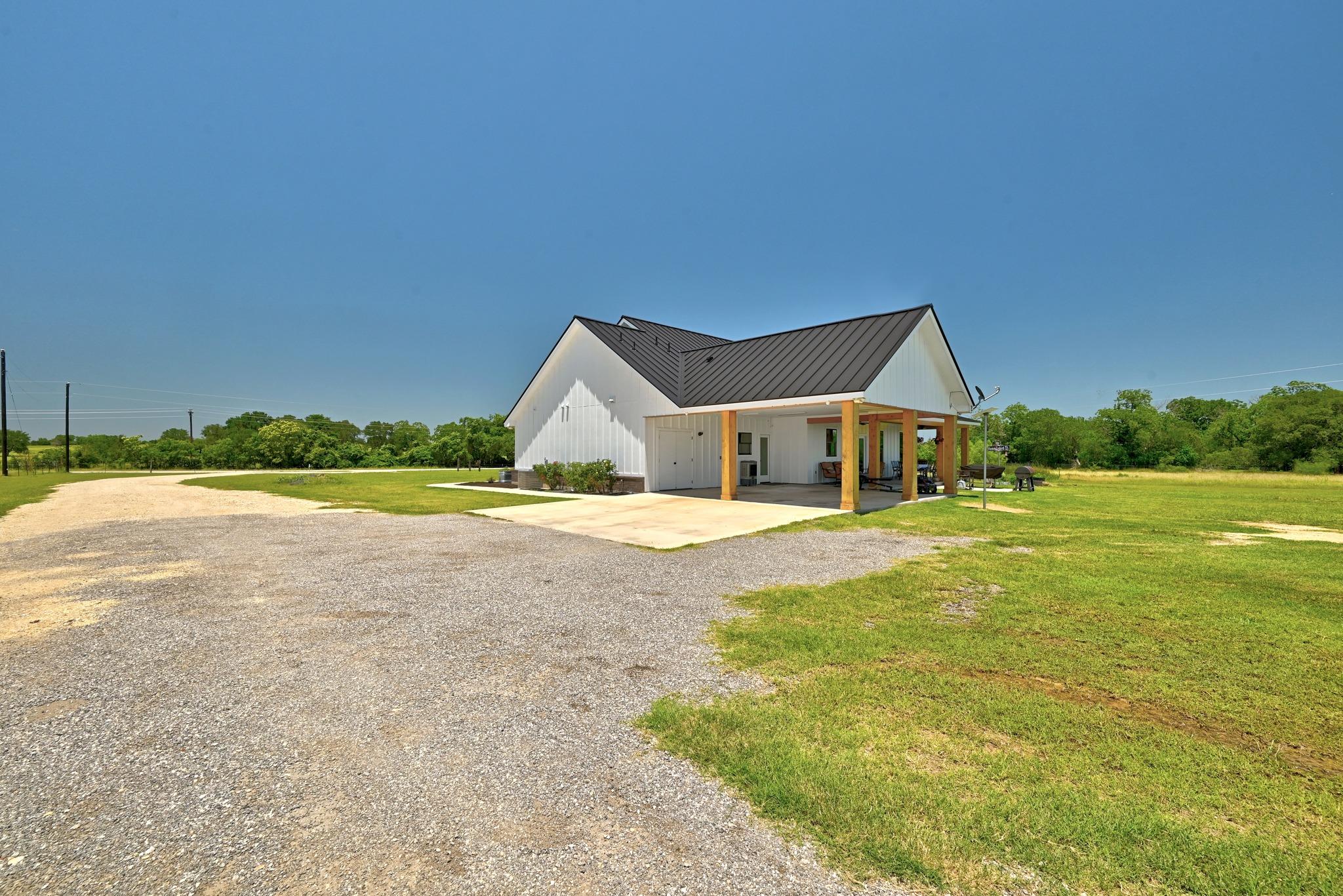 2889 Old McMahan Rd, Lockhart, TX 78644