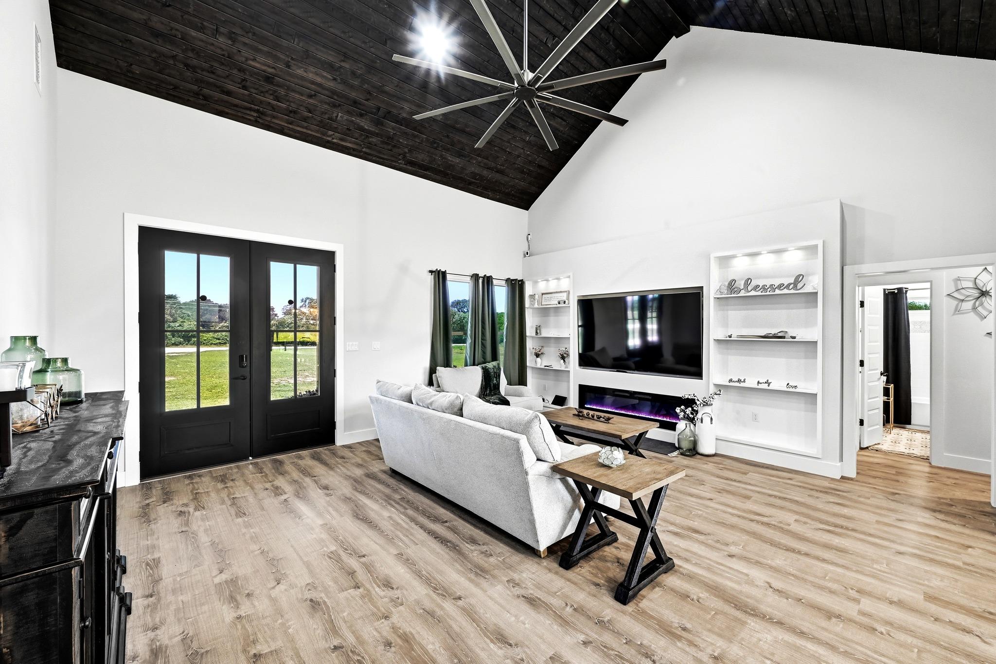 2889 Old McMahan Rd, Lockhart, TX 78644