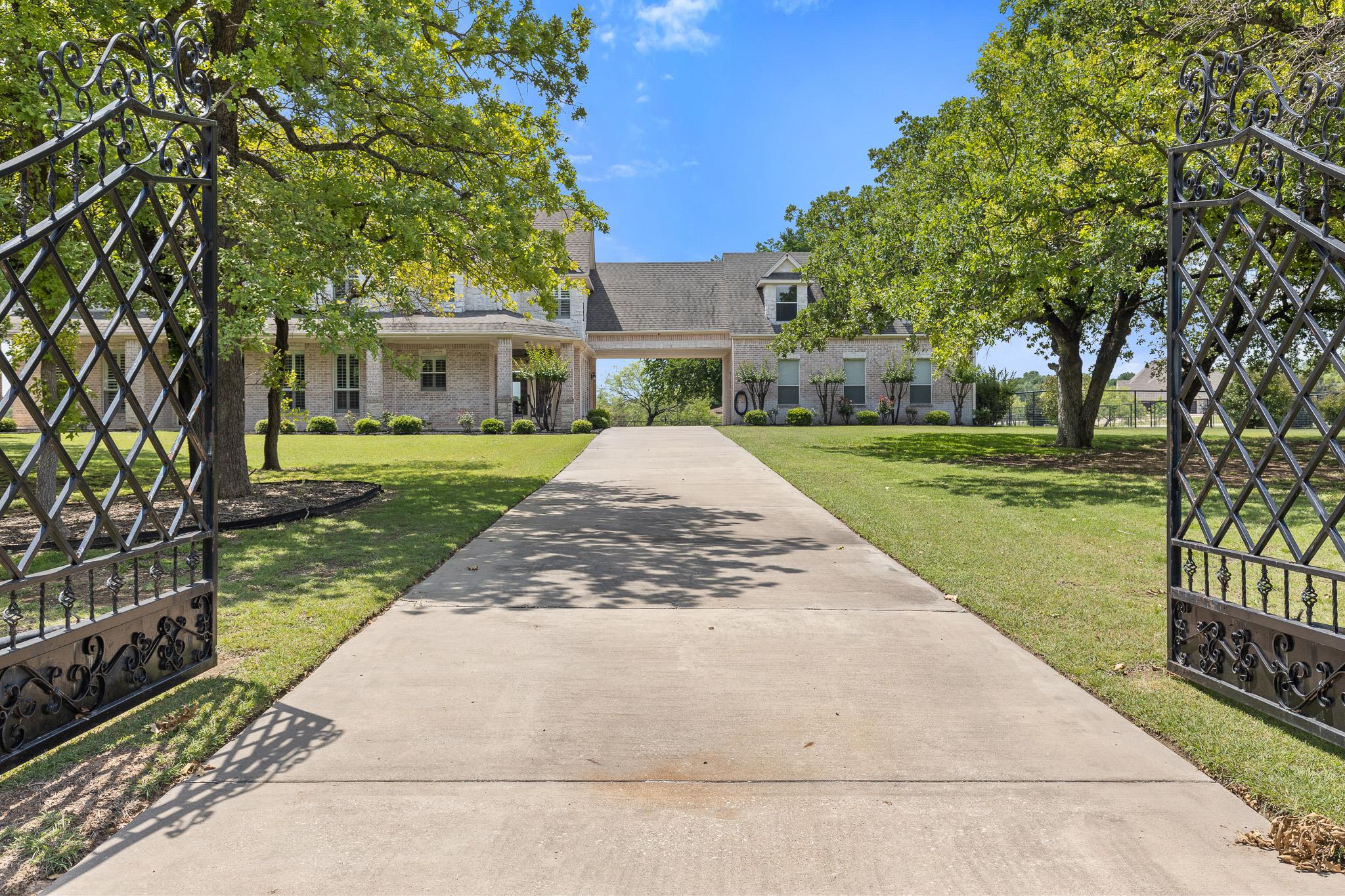 259 King Ranch Ct, Fort Worth, TX 76108