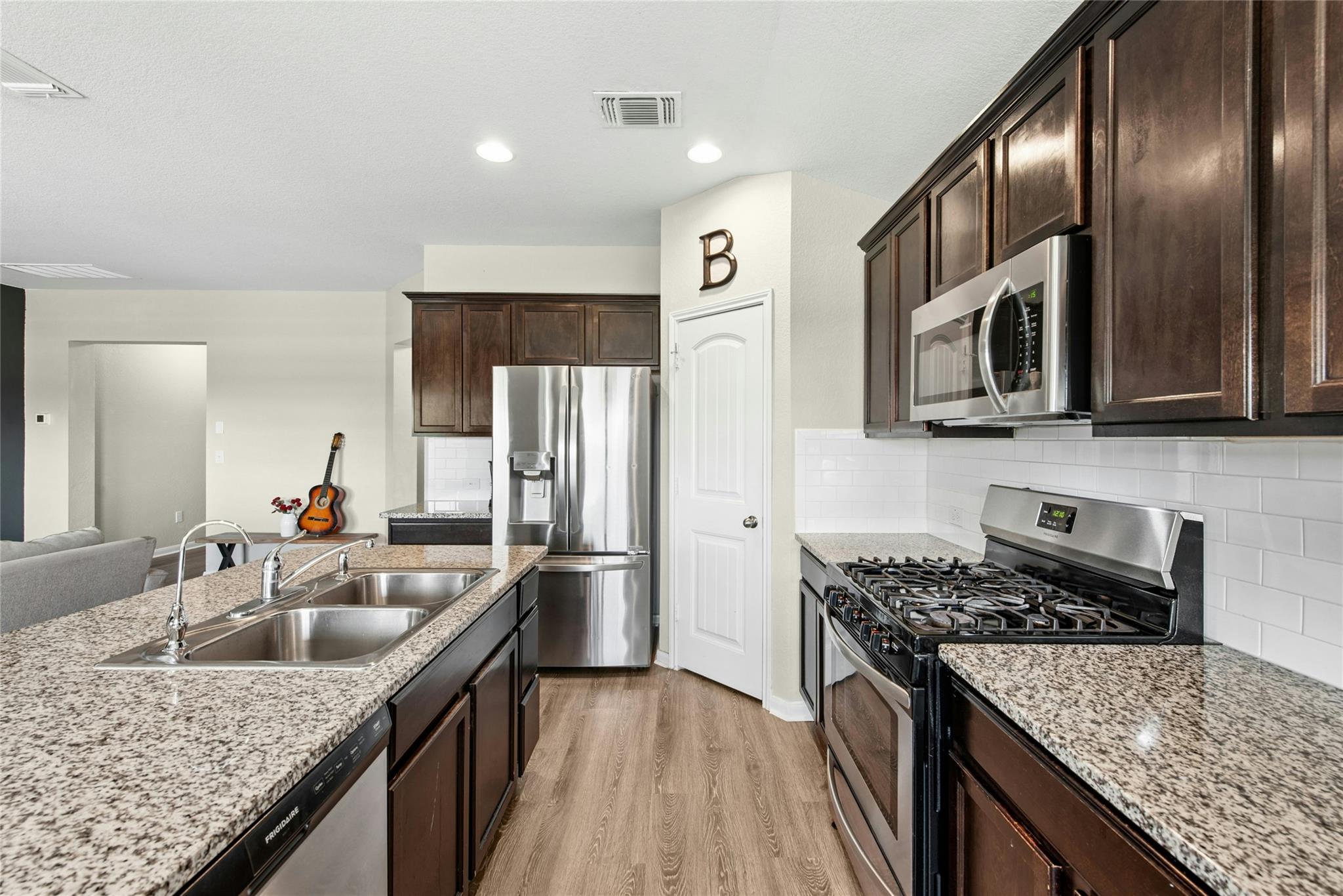 1010 Pembroke Ct, Hutto, TX 78634