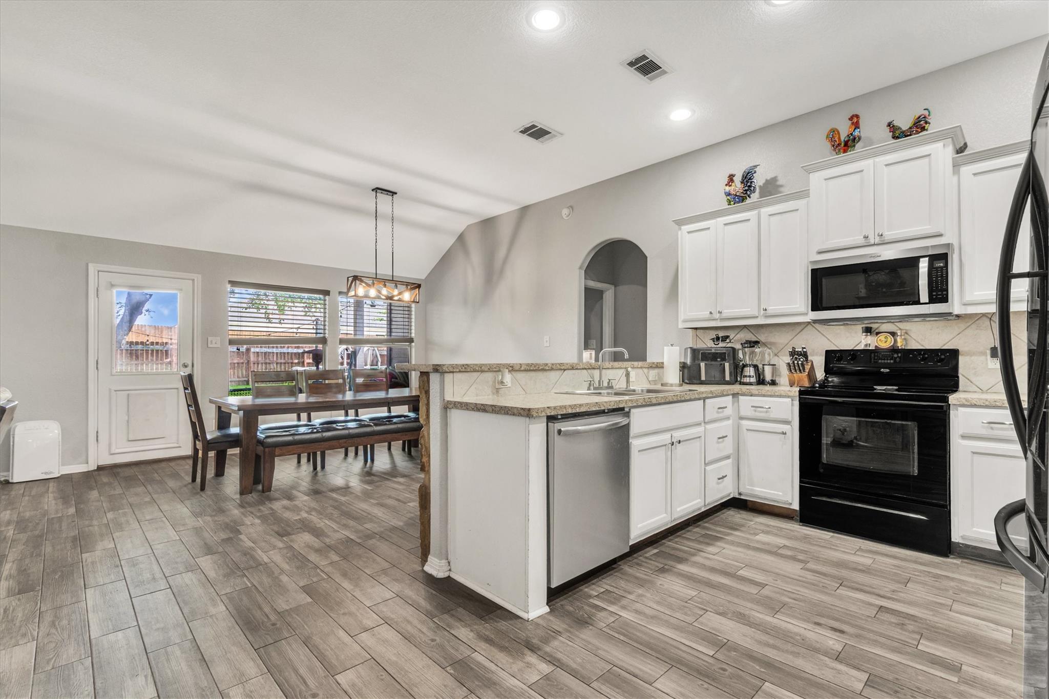 208 Cailin Ct, Burnet, TX 78611