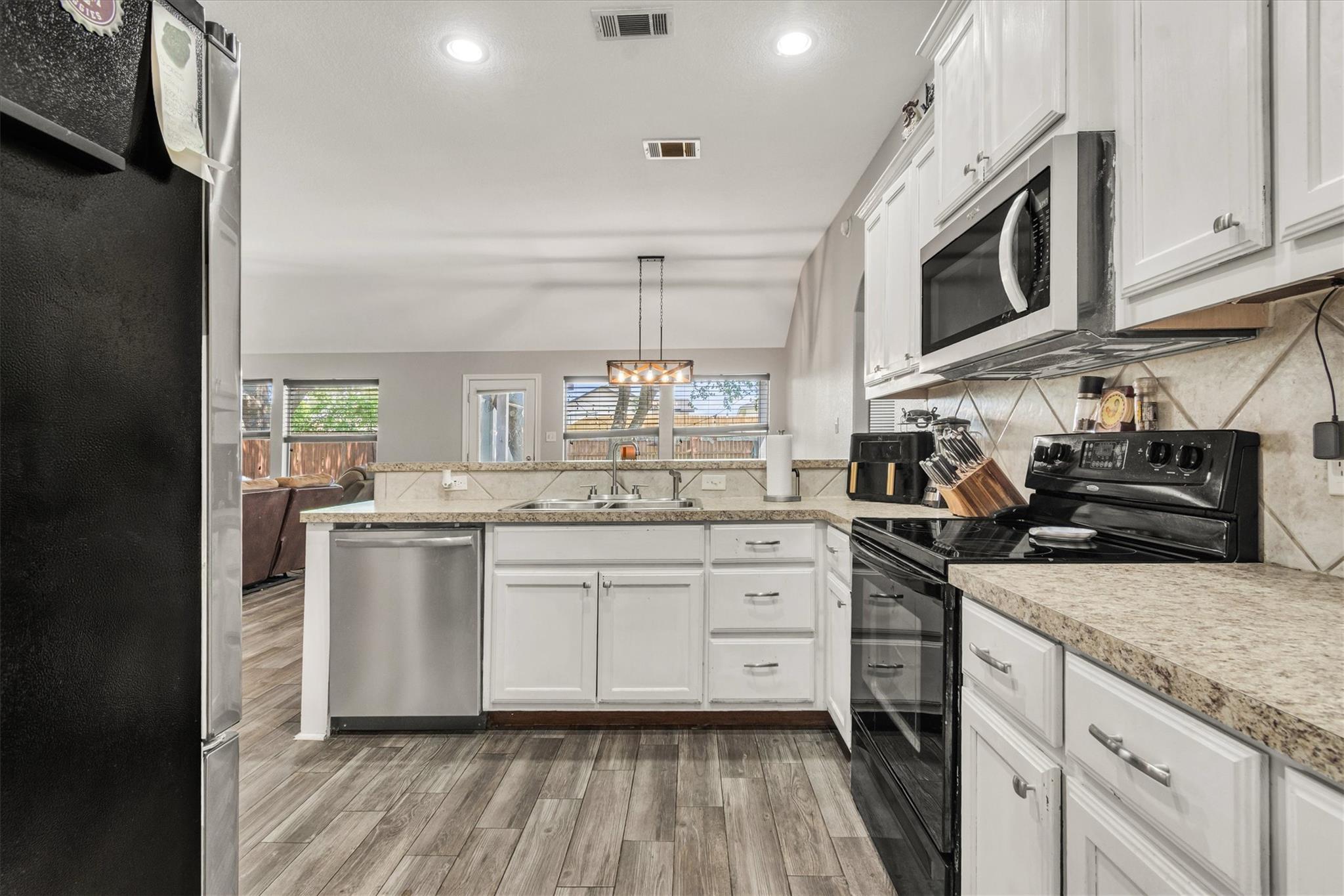 208 Cailin Ct, Burnet, TX 78611
