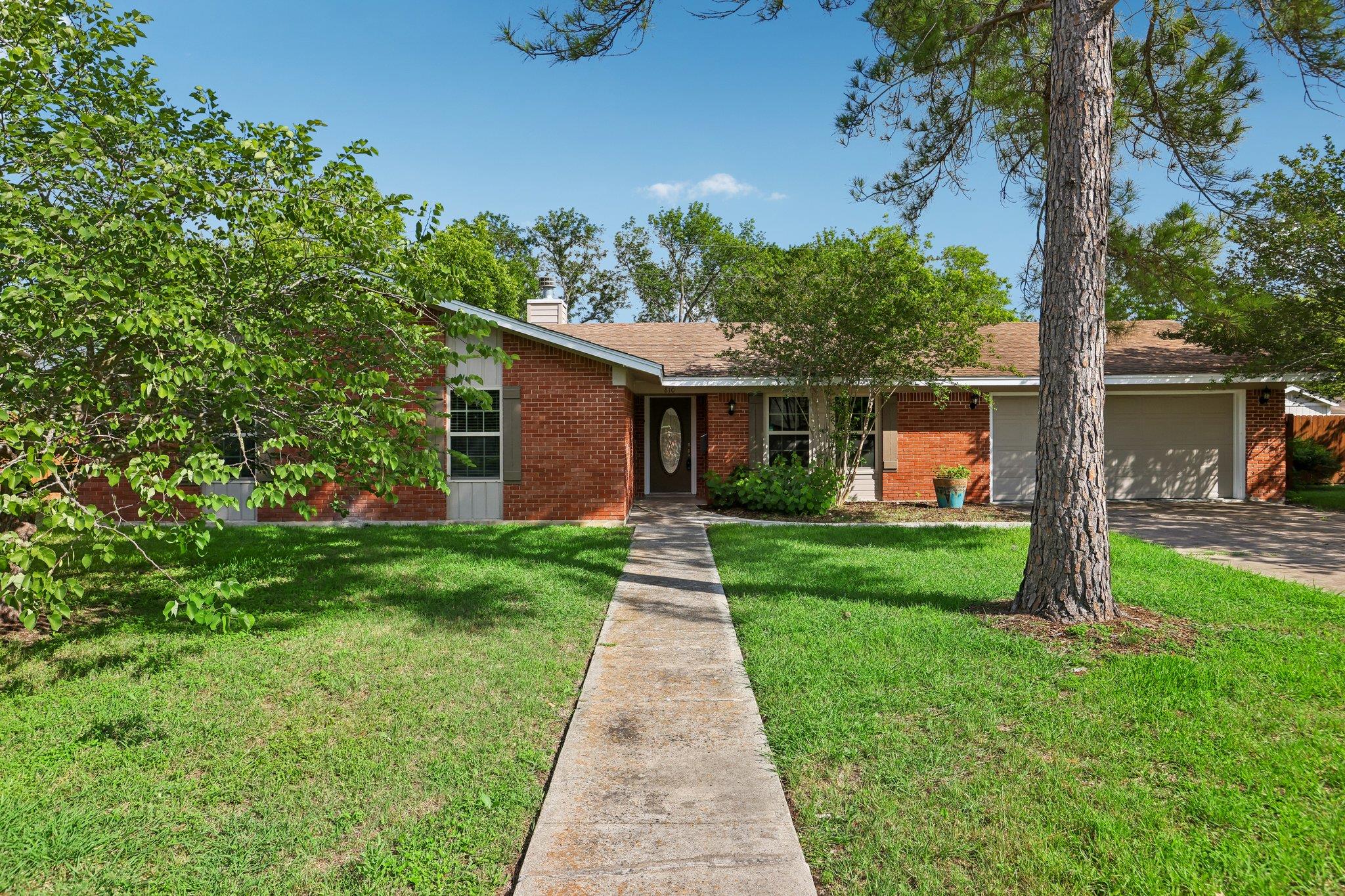 810 Vogel Dr, Lockhart, TX 78644