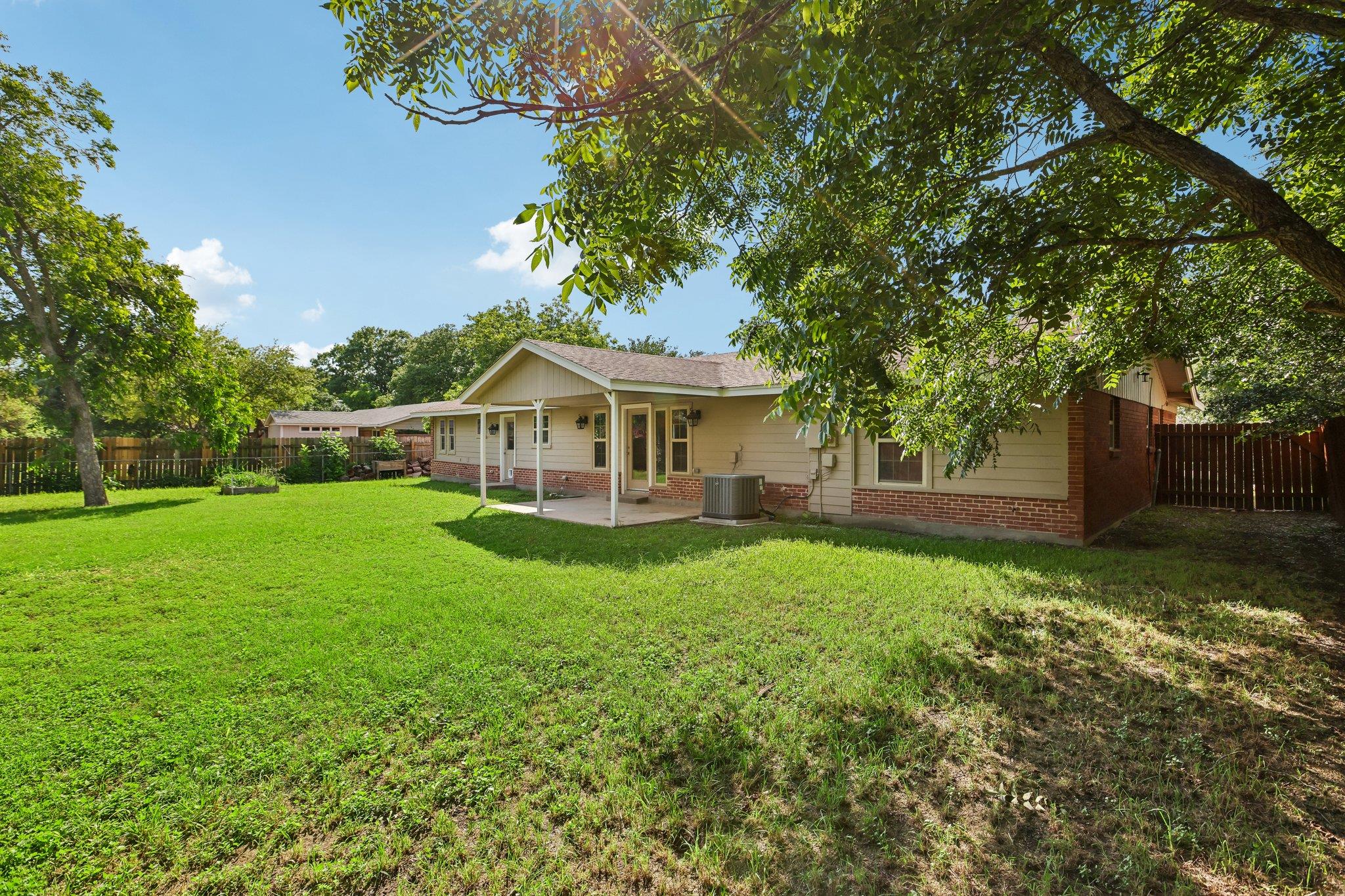 810 Vogel Dr, Lockhart, TX 78644