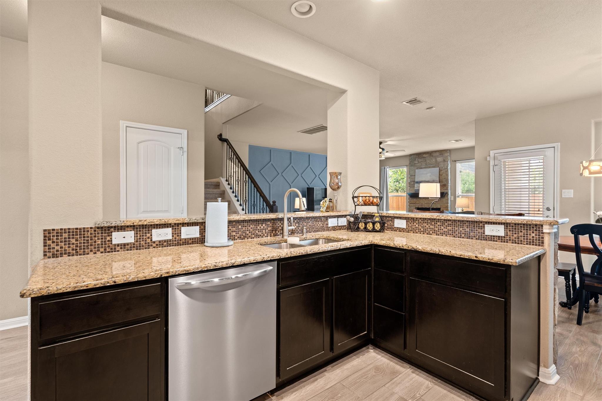 216 Arrezo Ln, Georgetown, TX 78628