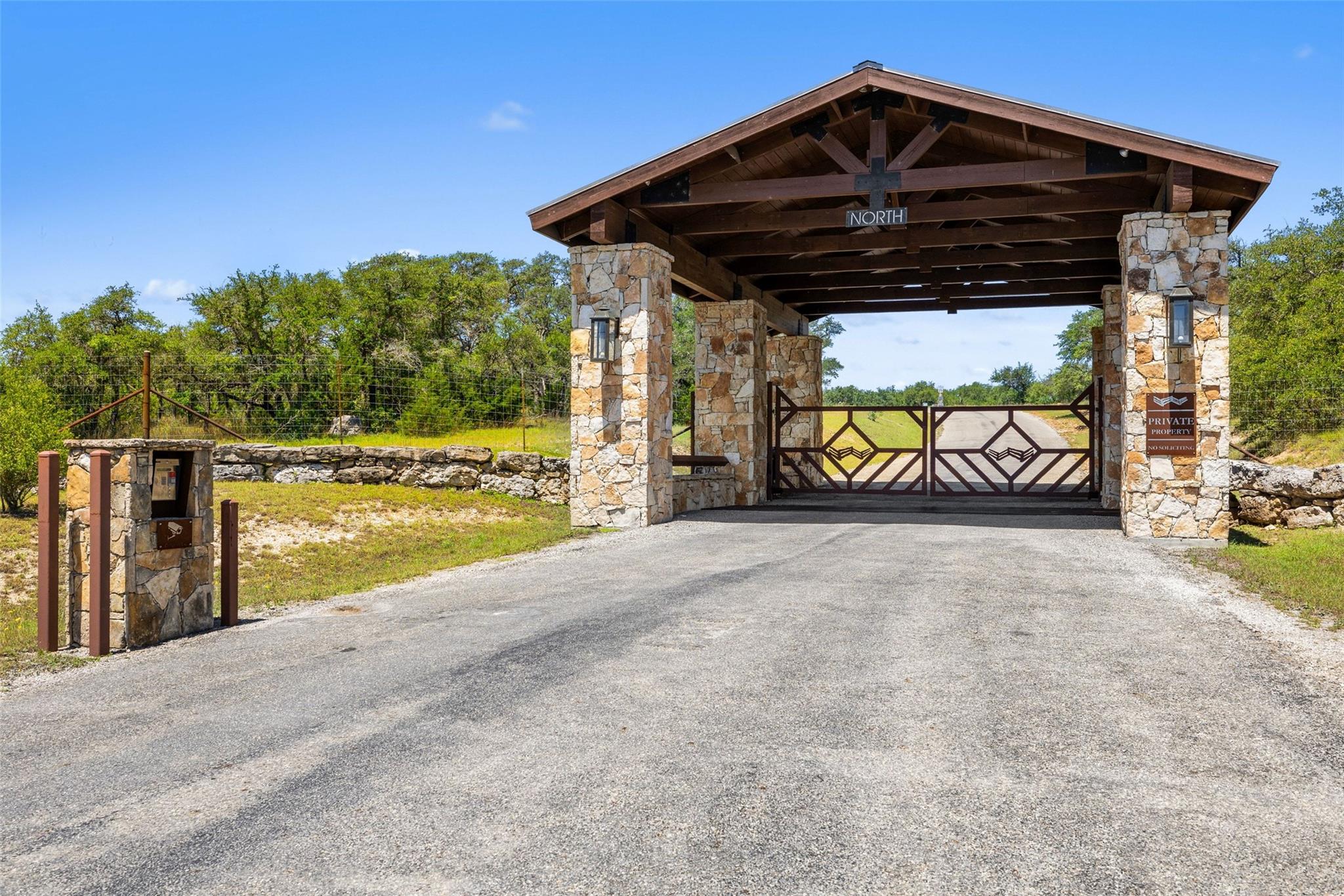 717 Bluff Ridge Trl, Blanco, TX 78606