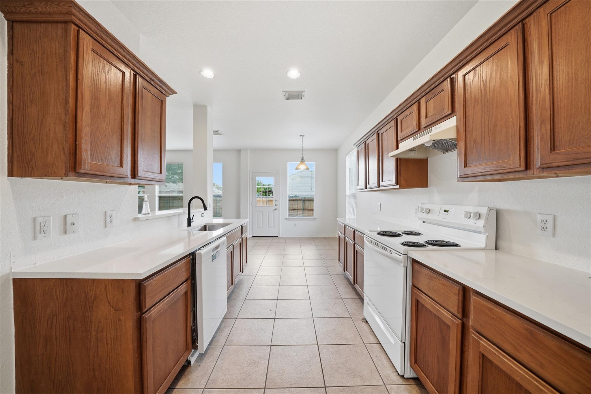 118 Invierno St, Kyle, TX 78640