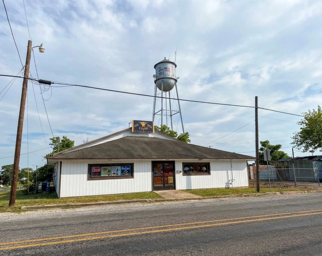 120 W 3rd St, Nixon, TX 78140