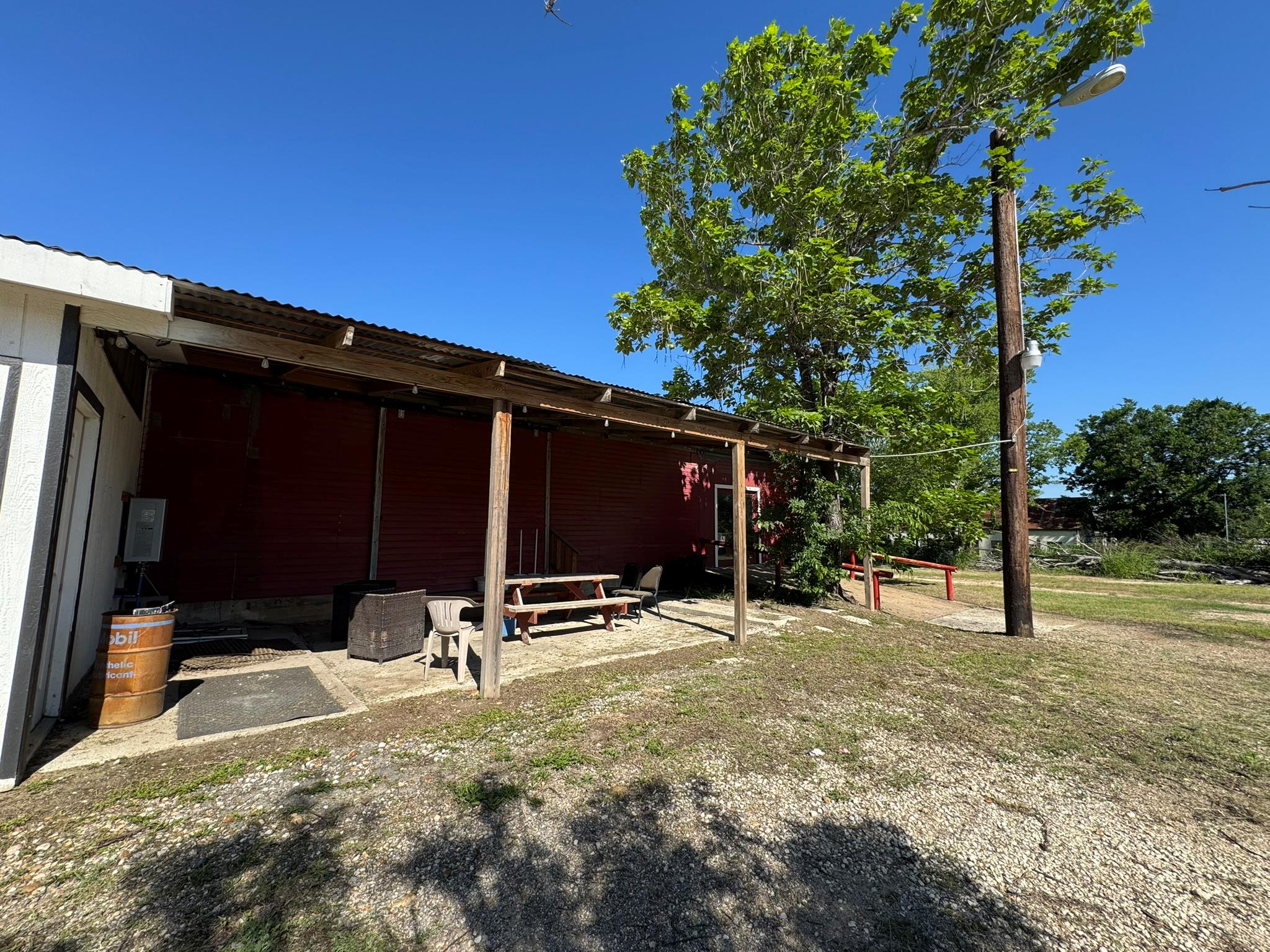 120 W 3rd St, Nixon, TX 78140