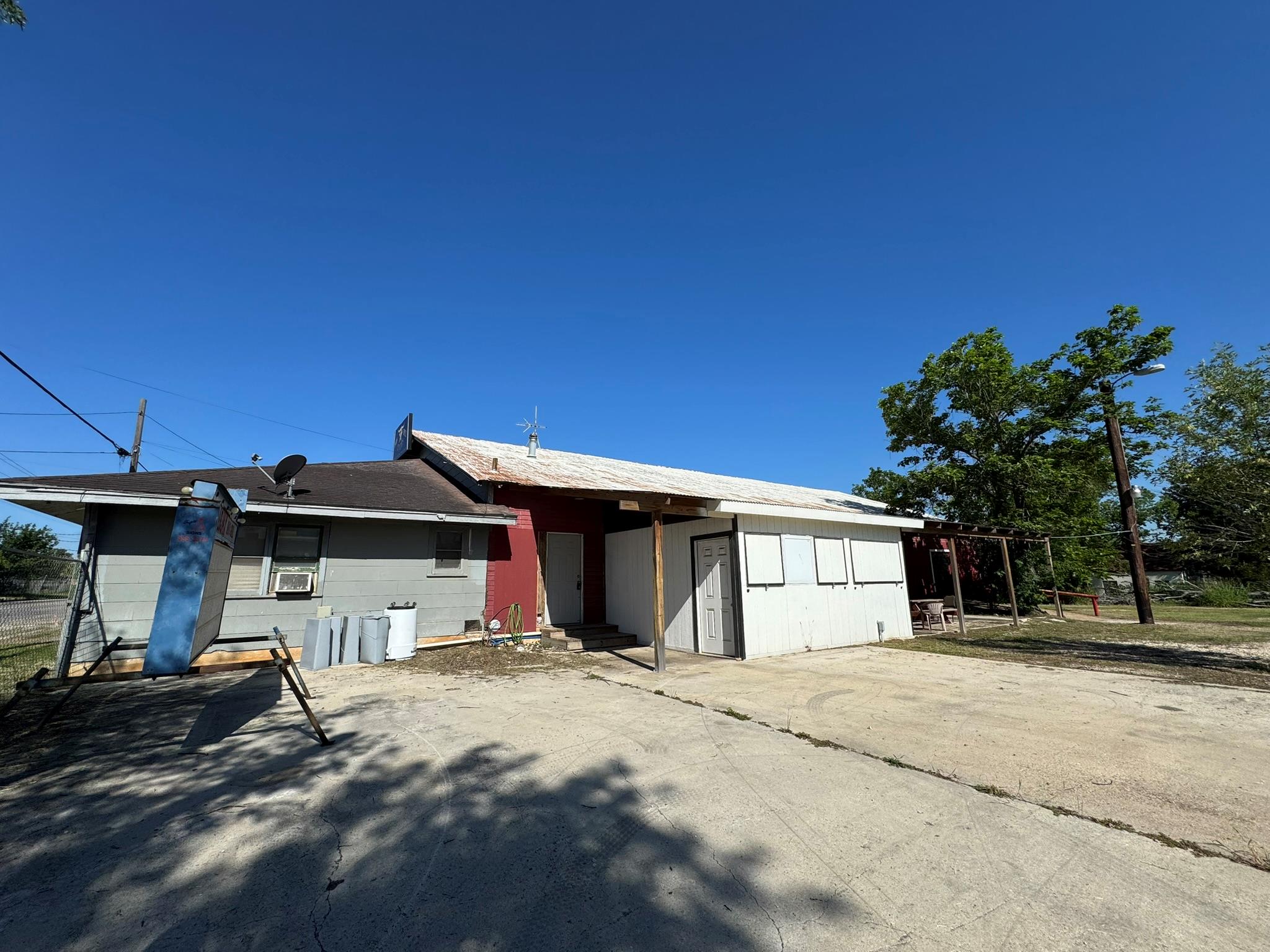 120 W 3rd St, Nixon, TX 78140